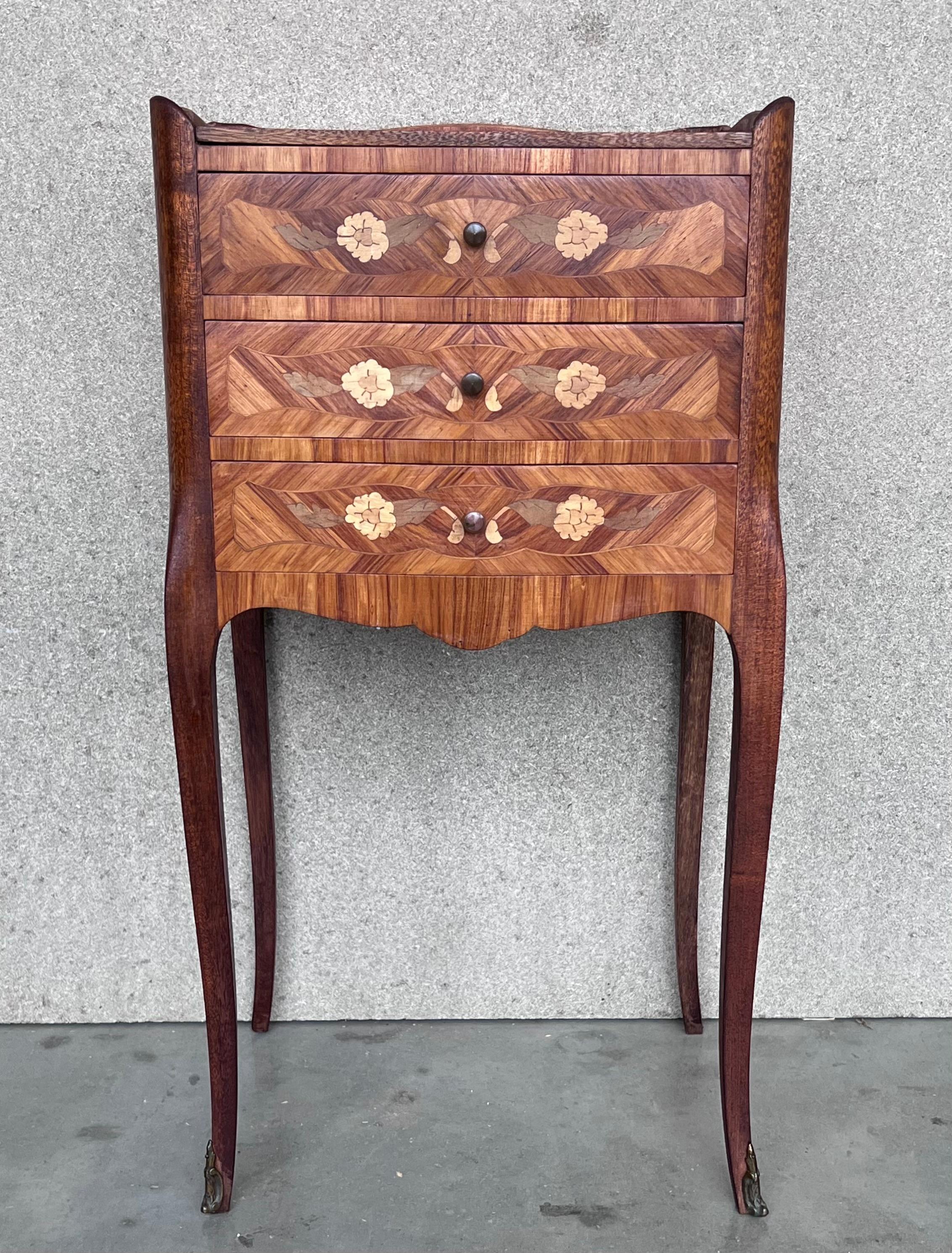 A pretty pair of French, inlaid kingwood, one drawer nightstands with tray accents, circa 1930.
Pair of French Louis XV style walnut bedside tables from the early 20th century. This pair of French 'tables de chevet' was created in the early years