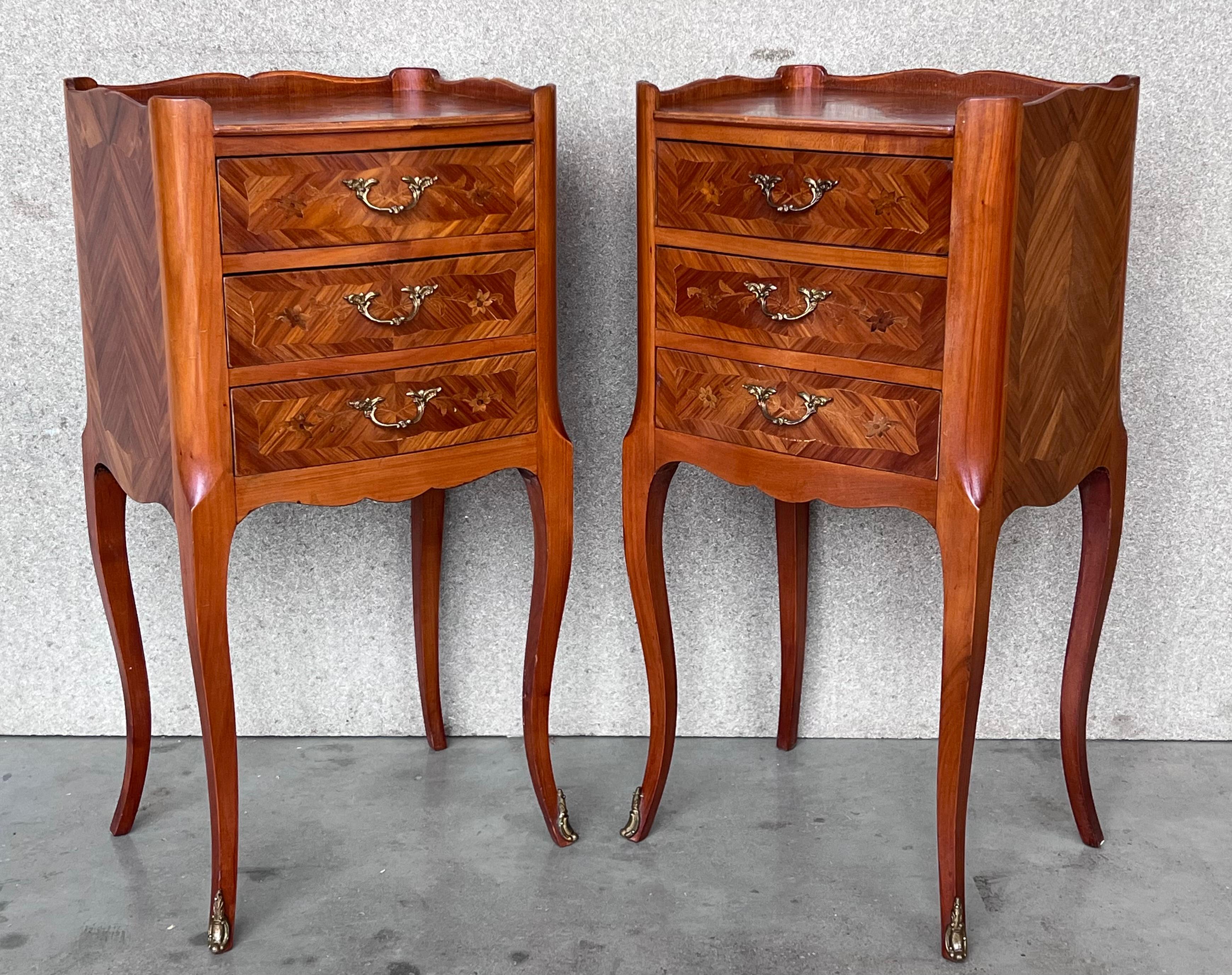 20th Century Pair of Marquetry Walnut Bedside, Nightstands Tables with Drawers In Good Condition For Sale In Miami, FL