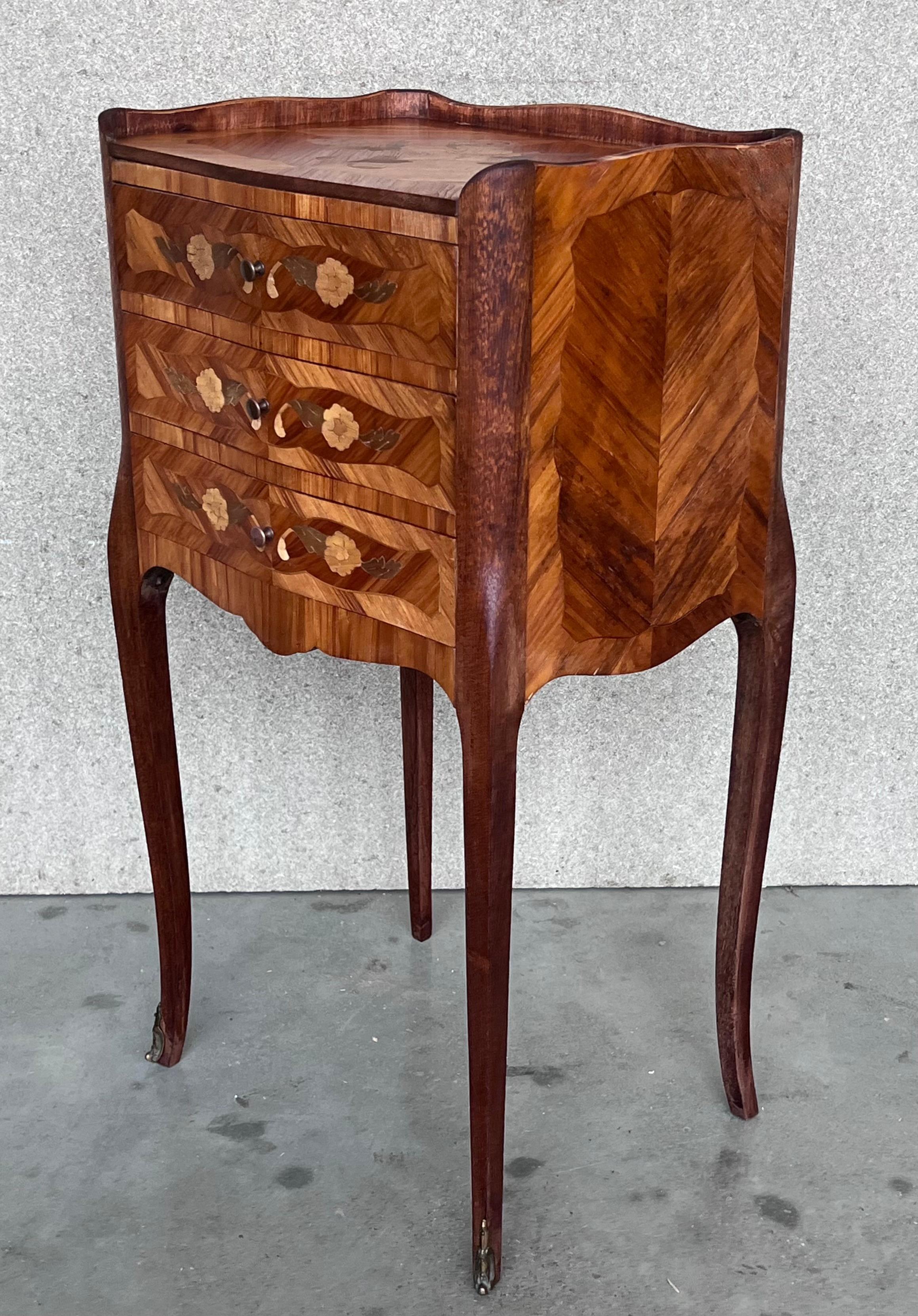 20th Century Pair of Marquetry Walnut Bedside, Nightstands Tables with Drawers In Good Condition For Sale In Miami, FL