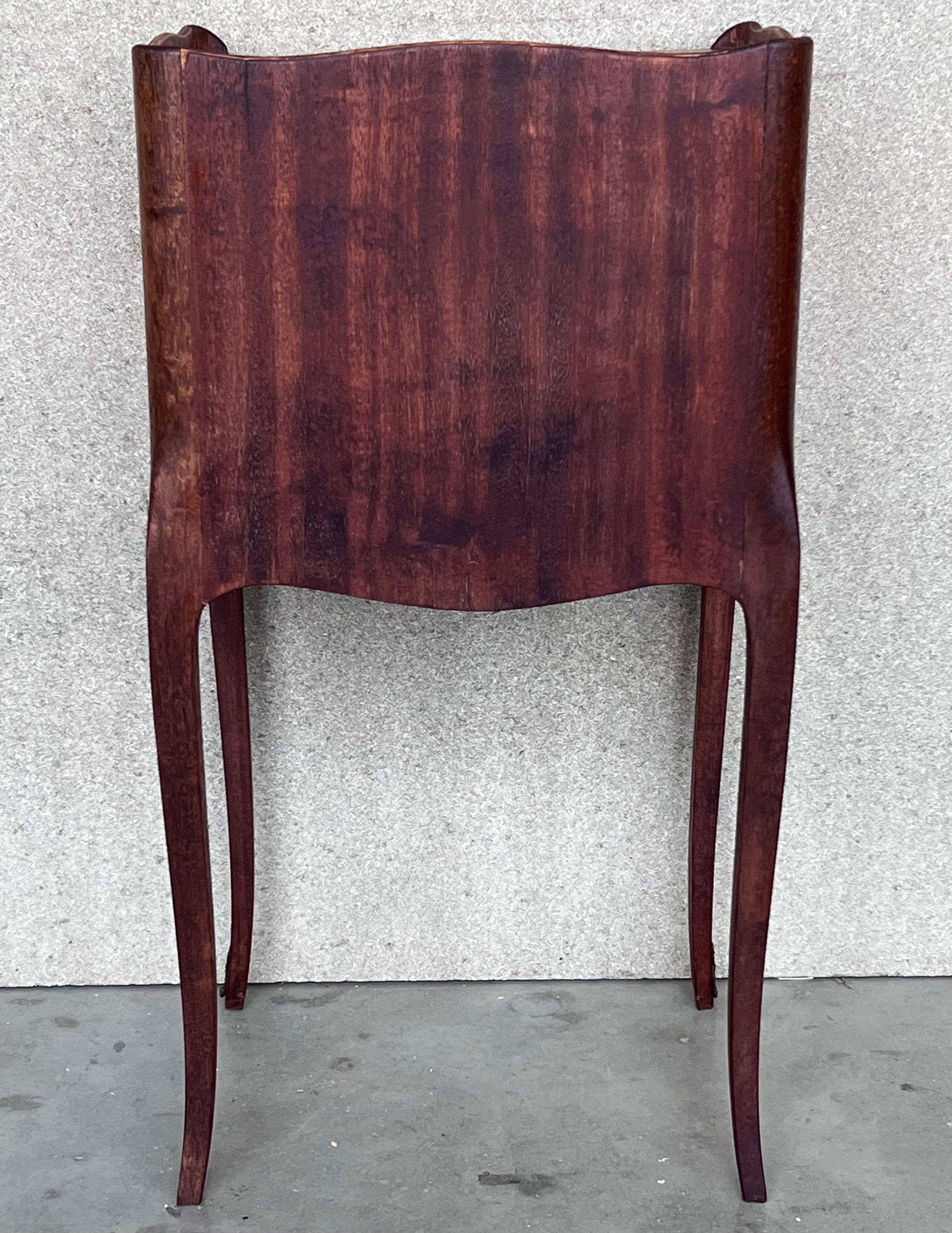 Paire de tables de chevet et de table de nuit à tiroirs en noyer marqueté du 20e siècle Bon état à Miami, FL