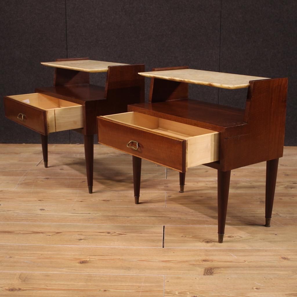 20e siècle Paire de tables de nuit italiennes modernes en bois et plateau en onyx, 1970 en vente 4
