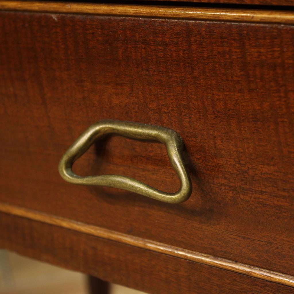 20e siècle Paire de tables de nuit italiennes modernes en bois et plateau en onyx, 1970 en vente 6