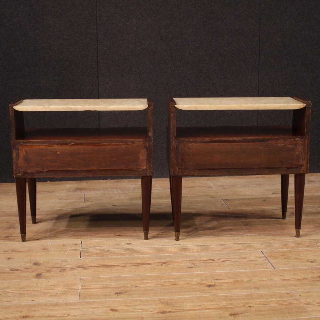 Onyx 20e siècle Paire de tables de nuit italiennes modernes en bois et plateau en onyx, 1970 en vente
