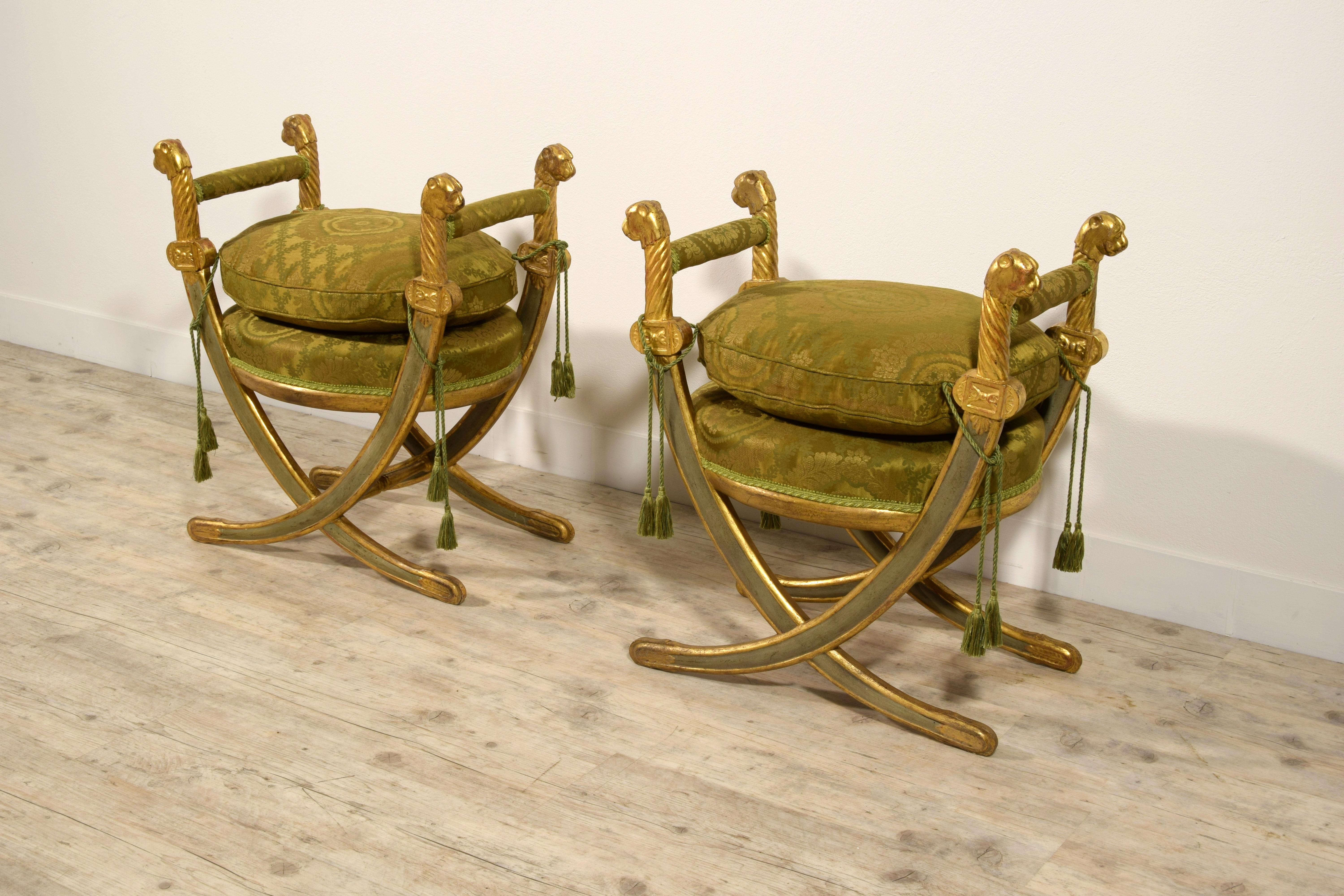 20th Century, Pair of Neoclassical Italian Carved Lacquered Gilt Wood Stools For Sale 4