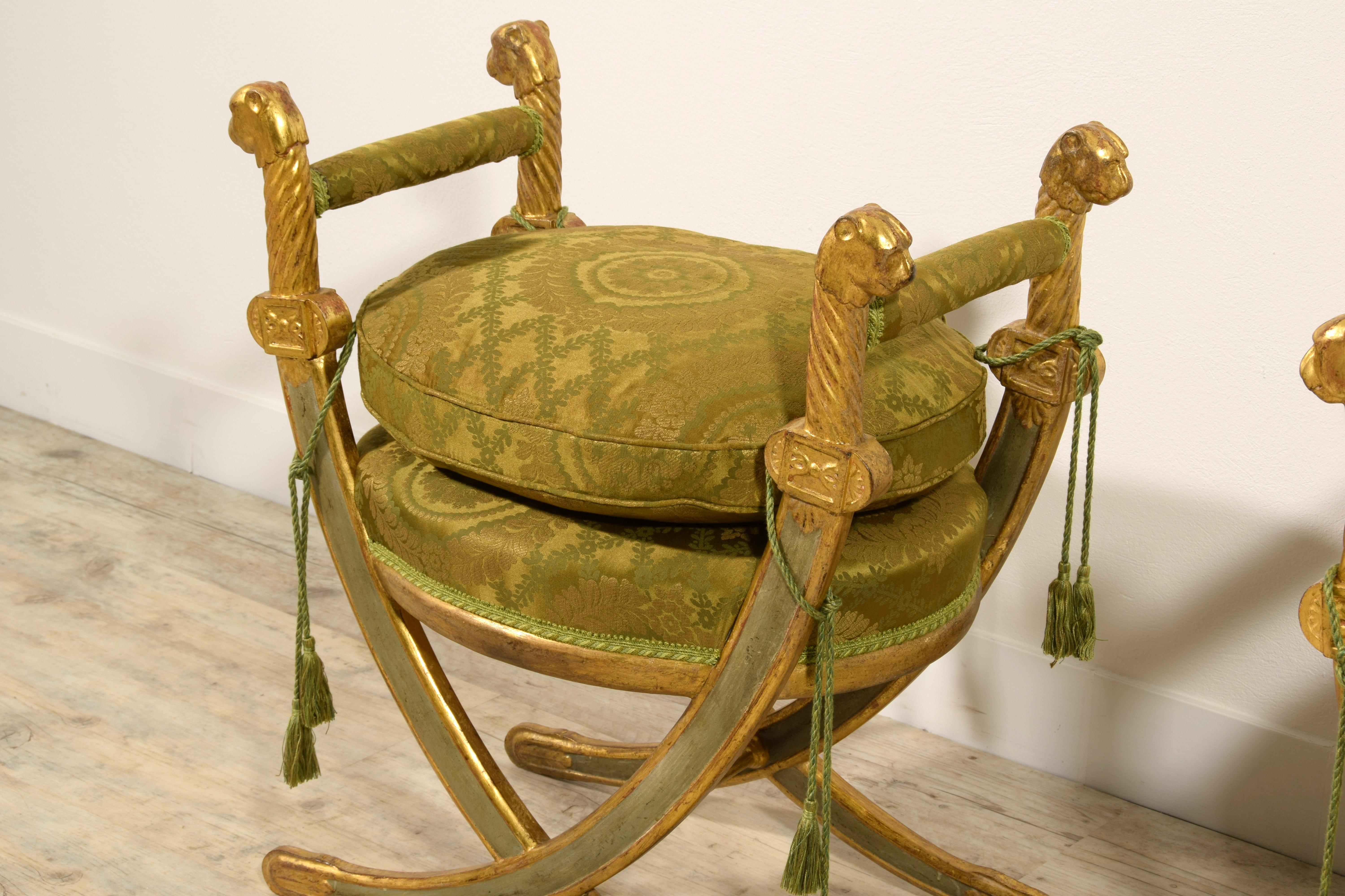 20th Century, Pair of Neoclassical Italian Carved Lacquered Gilt Wood Stools For Sale 5