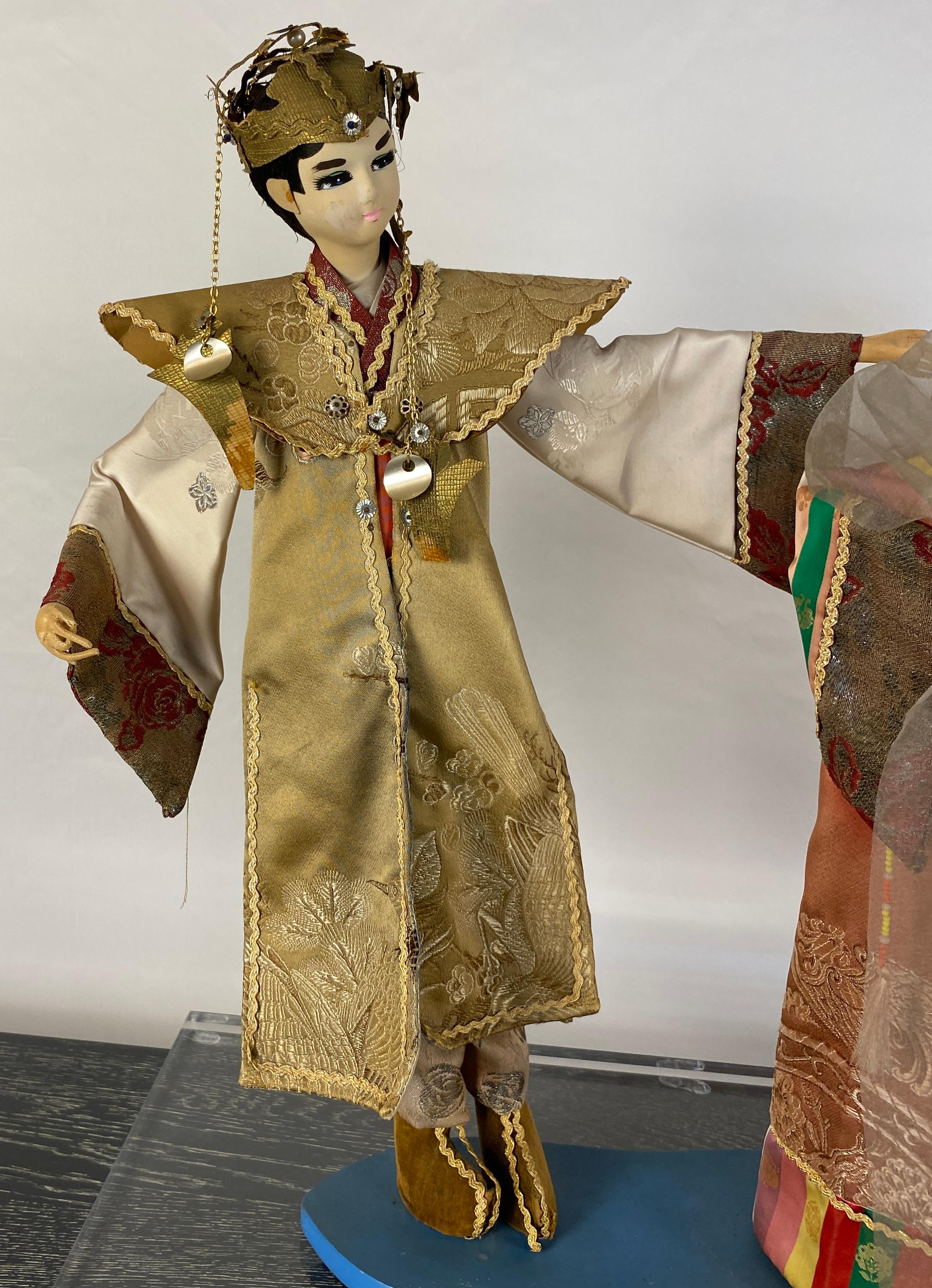Chinois Paire de poupées marionnettes orientales du 20e siècle avec costumes de soie originaux  en vente