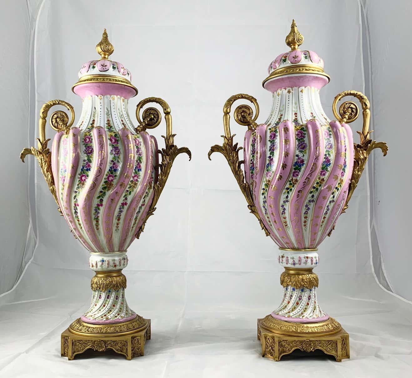 Français Paire de vases de style Sèvres roses montés en bronze doré du XXe siècle avec couvercles en vente