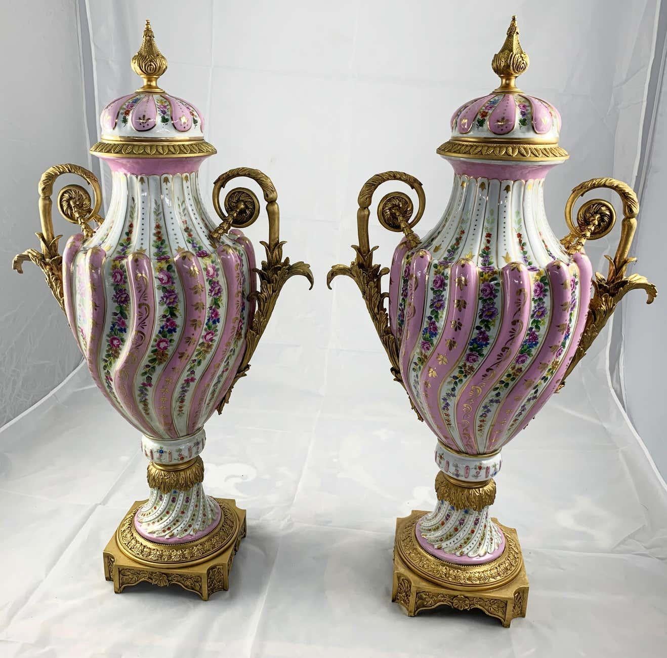 Porcelaine Paire de vases de style Sèvres roses montés en bronze doré du XXe siècle avec couvercles en vente