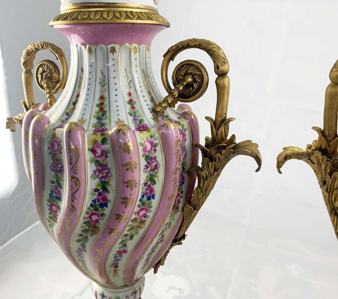 Paire de vases de style Sèvres roses montés en bronze doré du XXe siècle avec couvercles en vente 2
