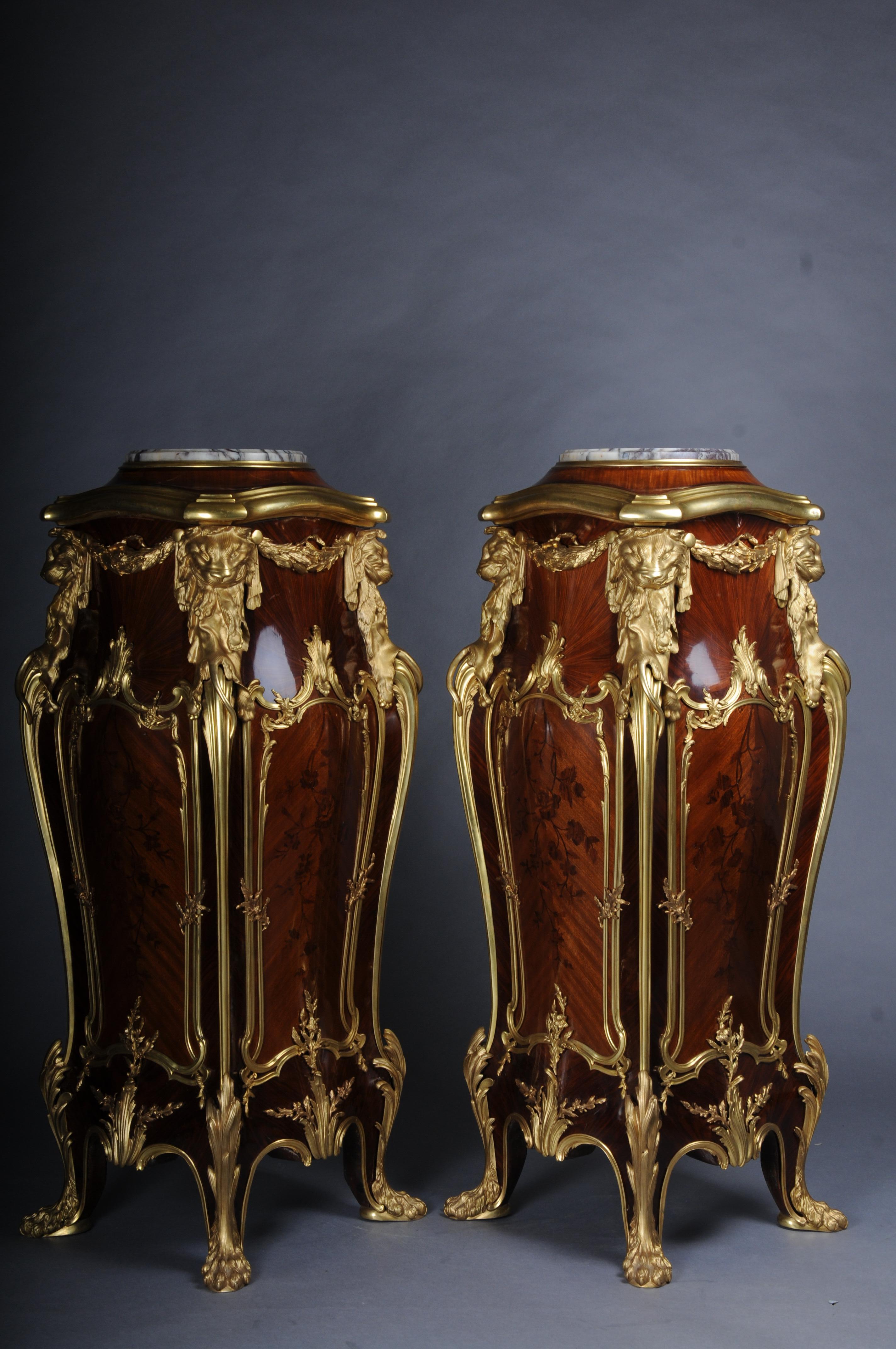 Coppia di piedistalli / colonna in ormù del XX secolo di Joseph-Emmanuel Zwiener

Corpo bombato in legno massiccio di faggio con un'impiallacciatura ricca e di alta qualità. Bronzo dorato di alta qualità con raffinate lavorazioni. Un lavoro