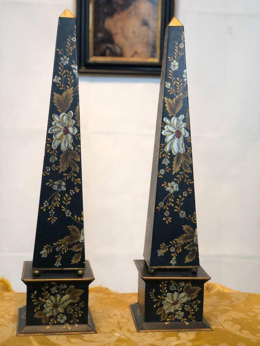 Pair of painted metal obelisks, Jordan & Co
Two objects really very refined and of great decorative effect. Very particular the floral painting completely handmade on the sheet metal.
Dimensions: Height 57 cm base 14 cm x 14 cm.
  