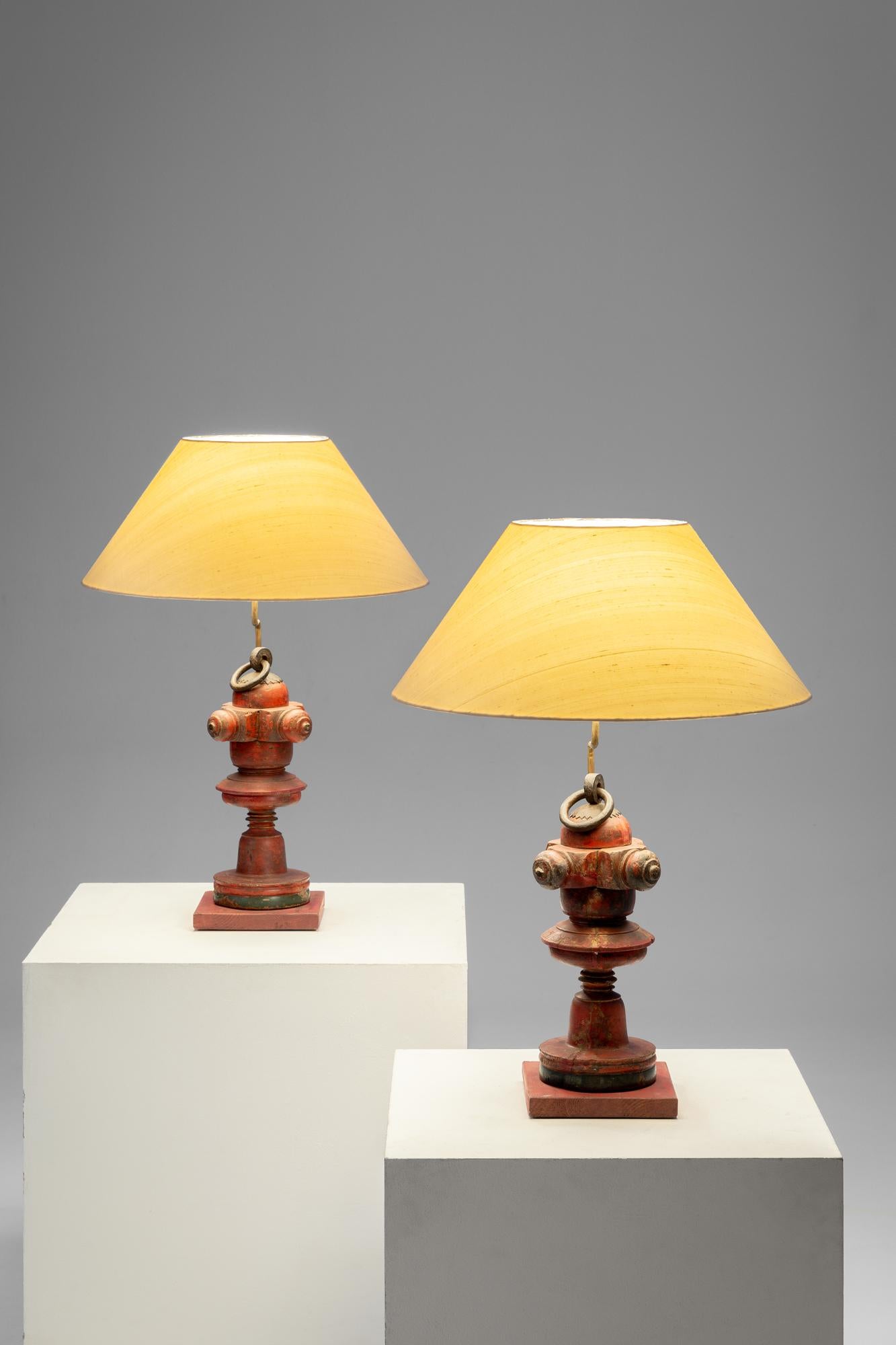 Ein einzigartiges Paar roter Holzlampen aus dem 20. Jahrhundert, möglicherweise europäischen Ursprungs. Diese Lampen haben ein charmantes, rustikales Design, das durch das kräftige Rot und die natürliche Maserung des Holzes noch verstärkt wird und