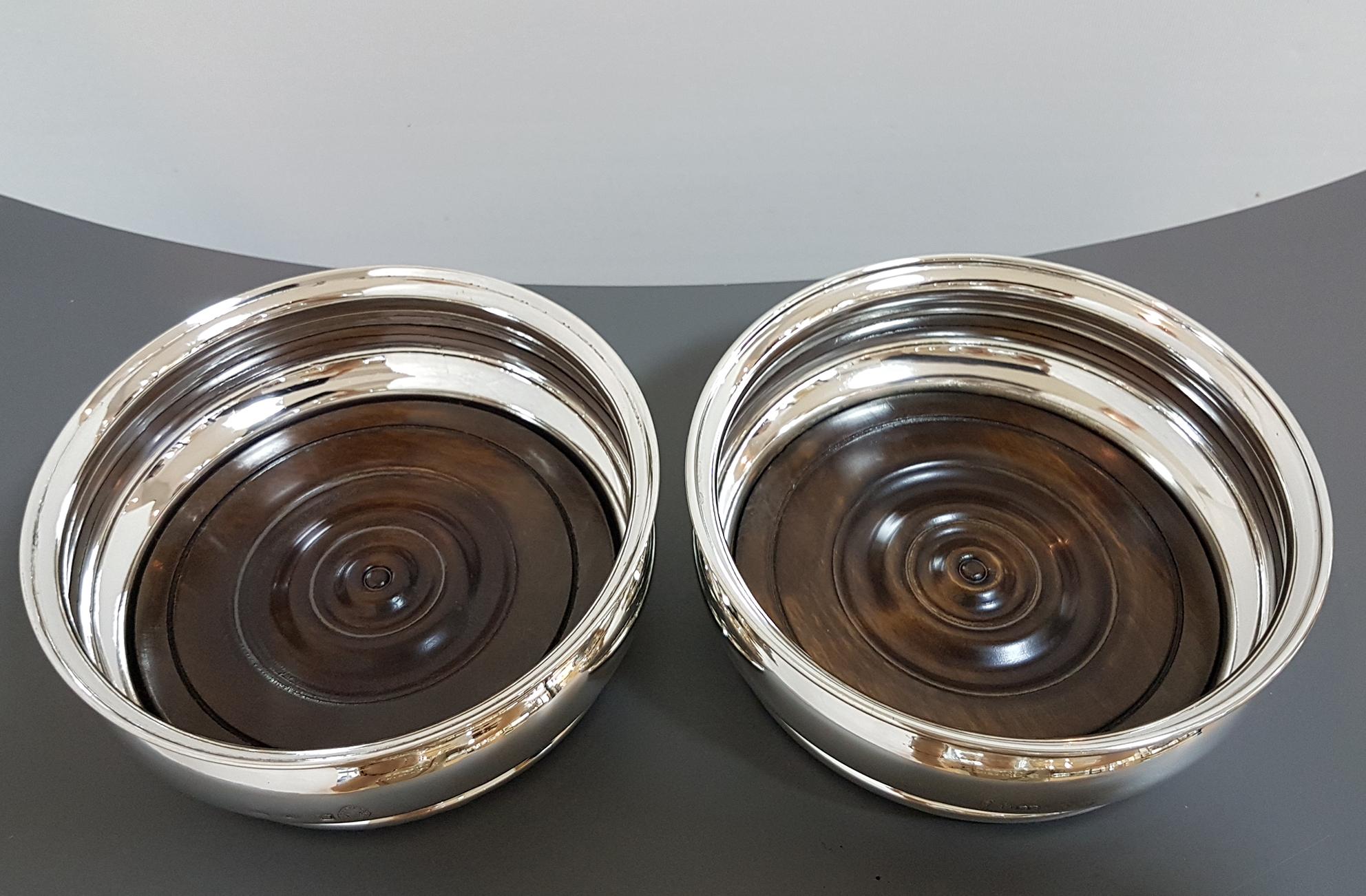 Pair of silver 800°°/°°° round coaster with wooden by Brandimarte, Florence, Italy.