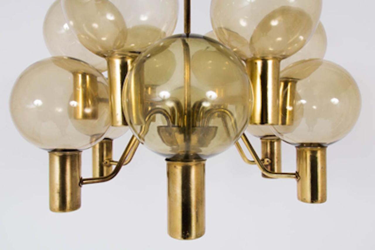 20th century pair of Scandinavian chandeliers by Hans Agne Jakobsson (1919-2009) from the 1960s.
Model Patricia T 372/12. These brass and glass suspensions have twelve beams of light each. Very good quality.