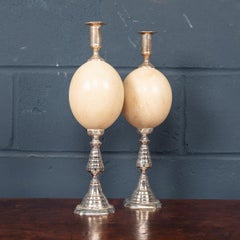 Paire de chandeliers en métal argenté du 20ème siècle avec corps en forme d'œuf d'autruche, Angleterre
