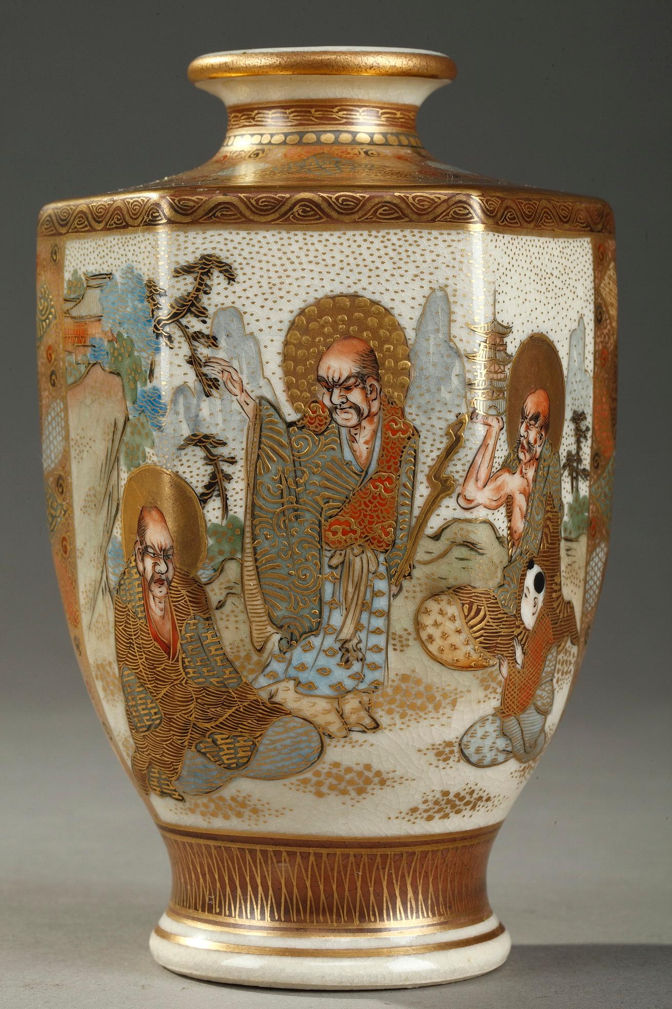Japonisme Paire de petits vases en porcelaine de Satsuma du 20e siècle en vente