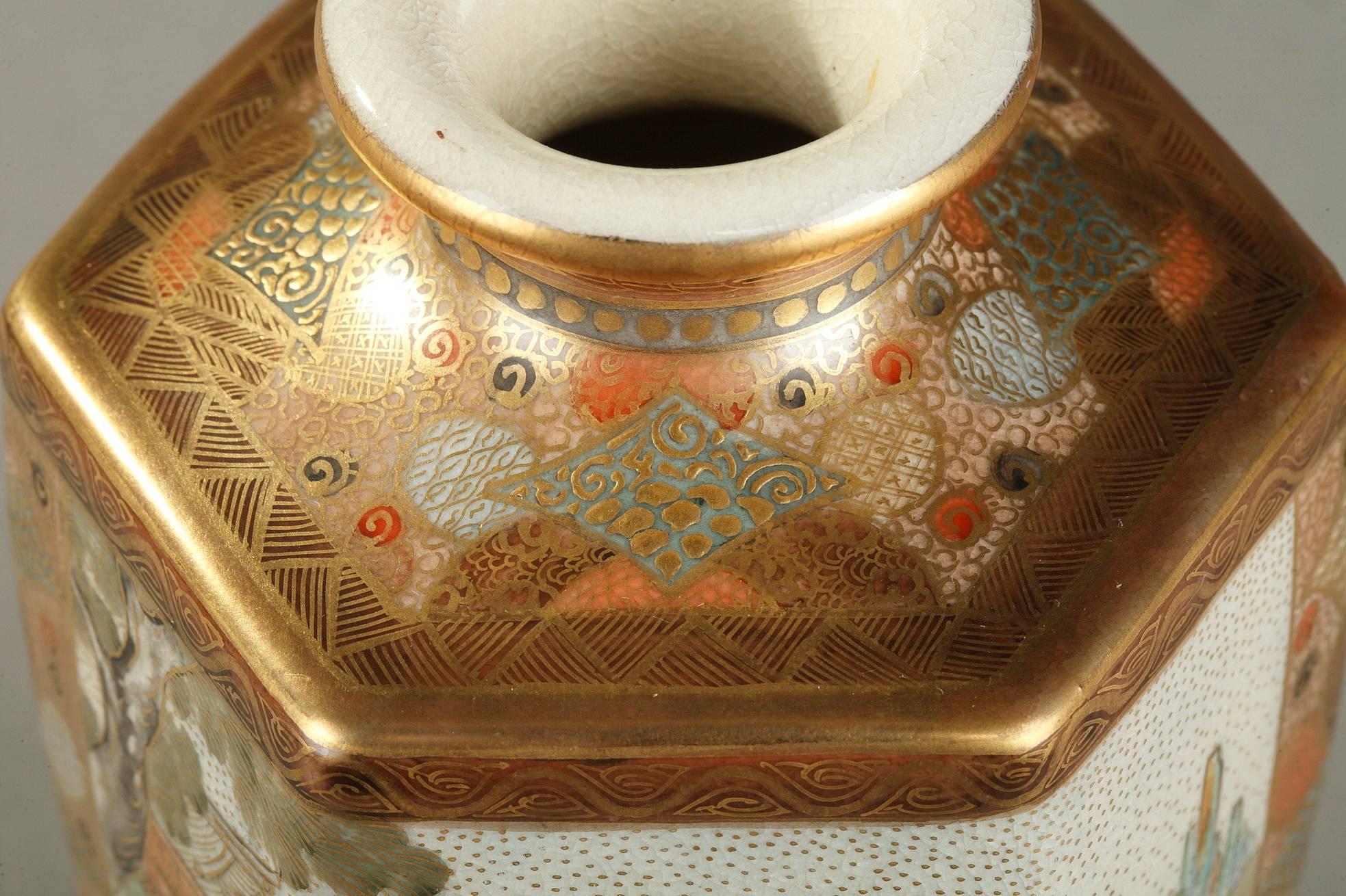 Paar kleine Satsuma-Vasen aus Porzellan des 20. Jahrhunderts (Handbemalt) im Angebot