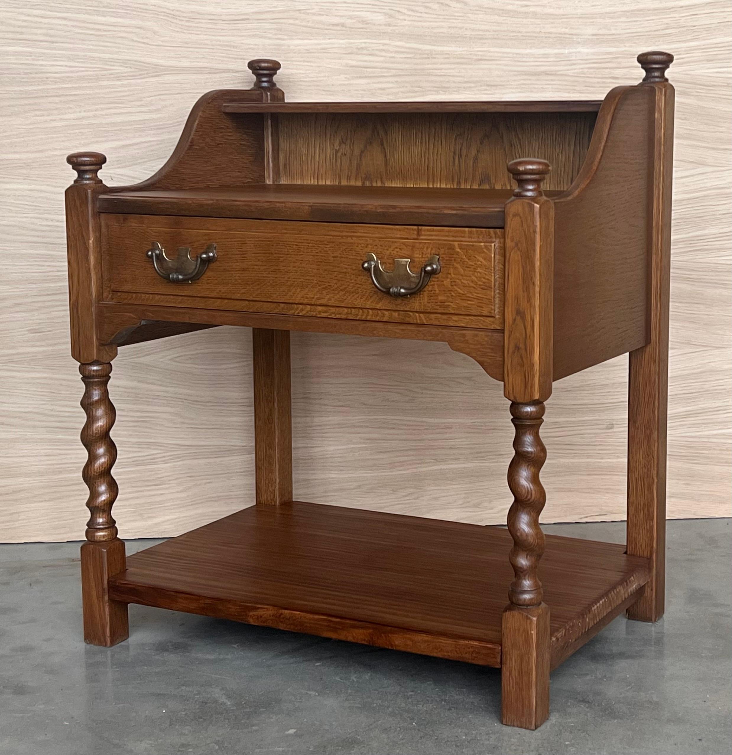 20th Century Pair of Solid Carved French Nightstands with Low Shelve and crest For Sale 3