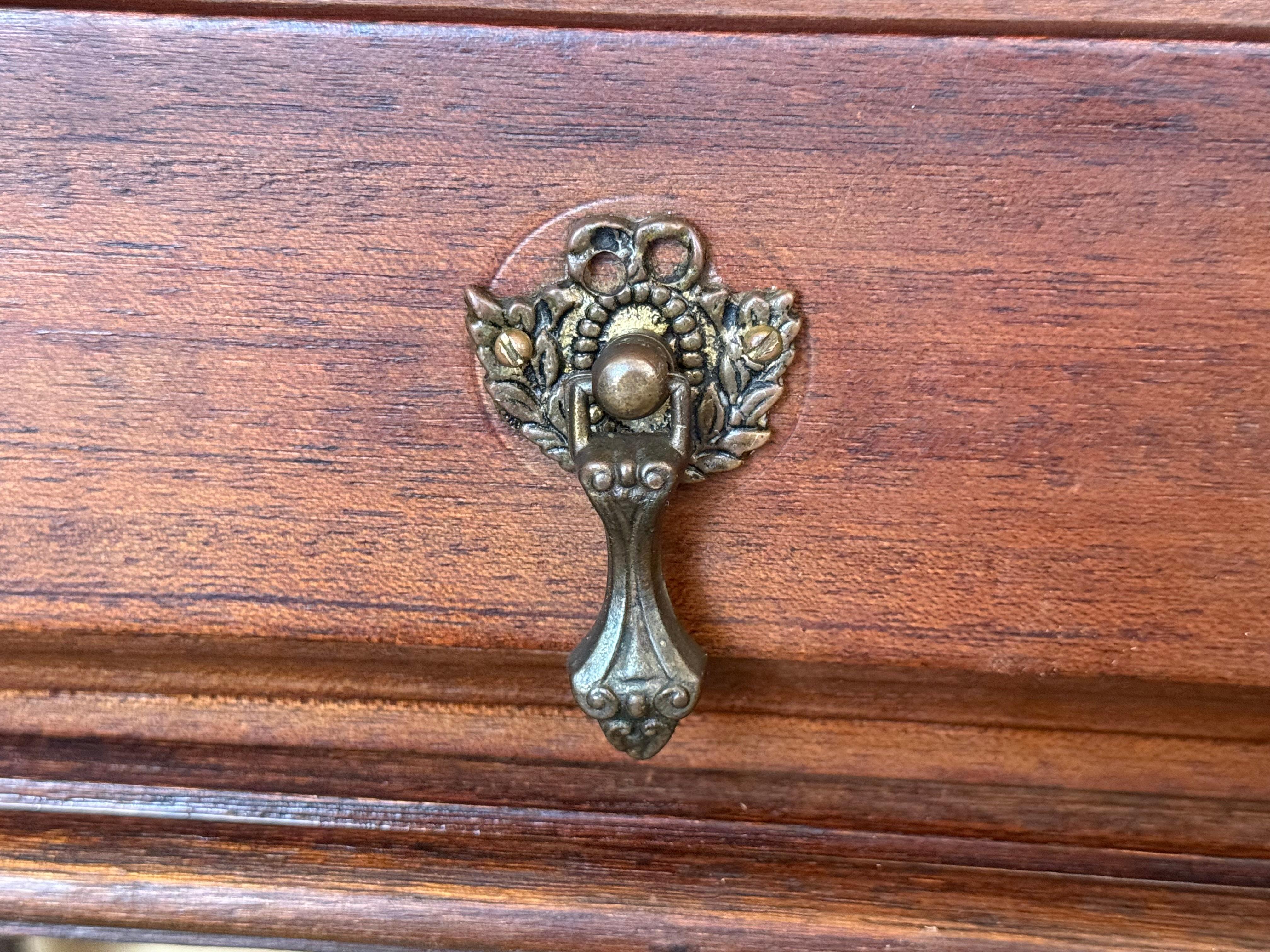 Paire de tables de chevet françaises du 20e siècle, sculptées et à colonnes solomoniques en vente 3