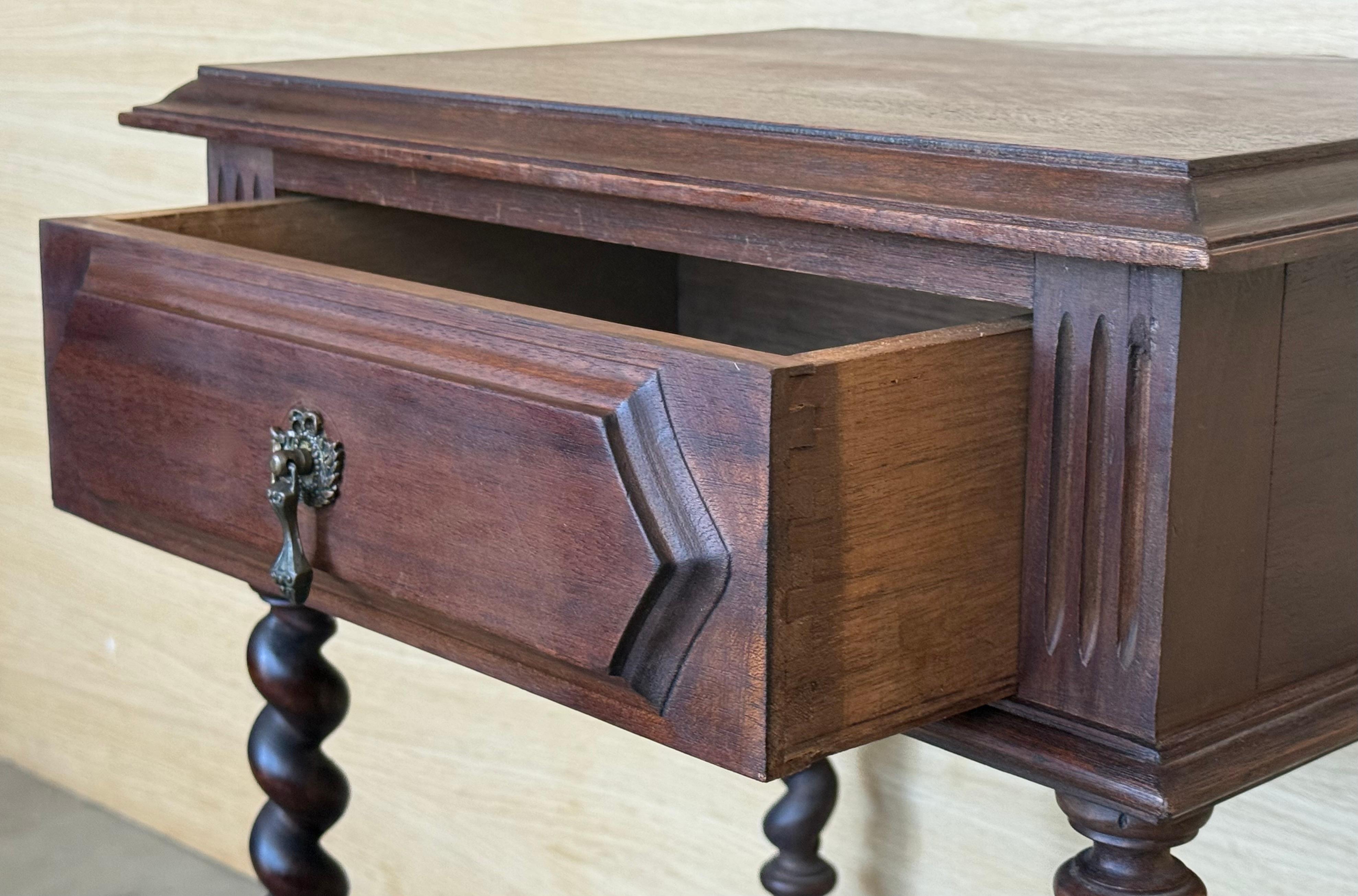 Paire de tables de chevet françaises du 20e siècle, sculptées et à colonnes solomoniques en vente 4