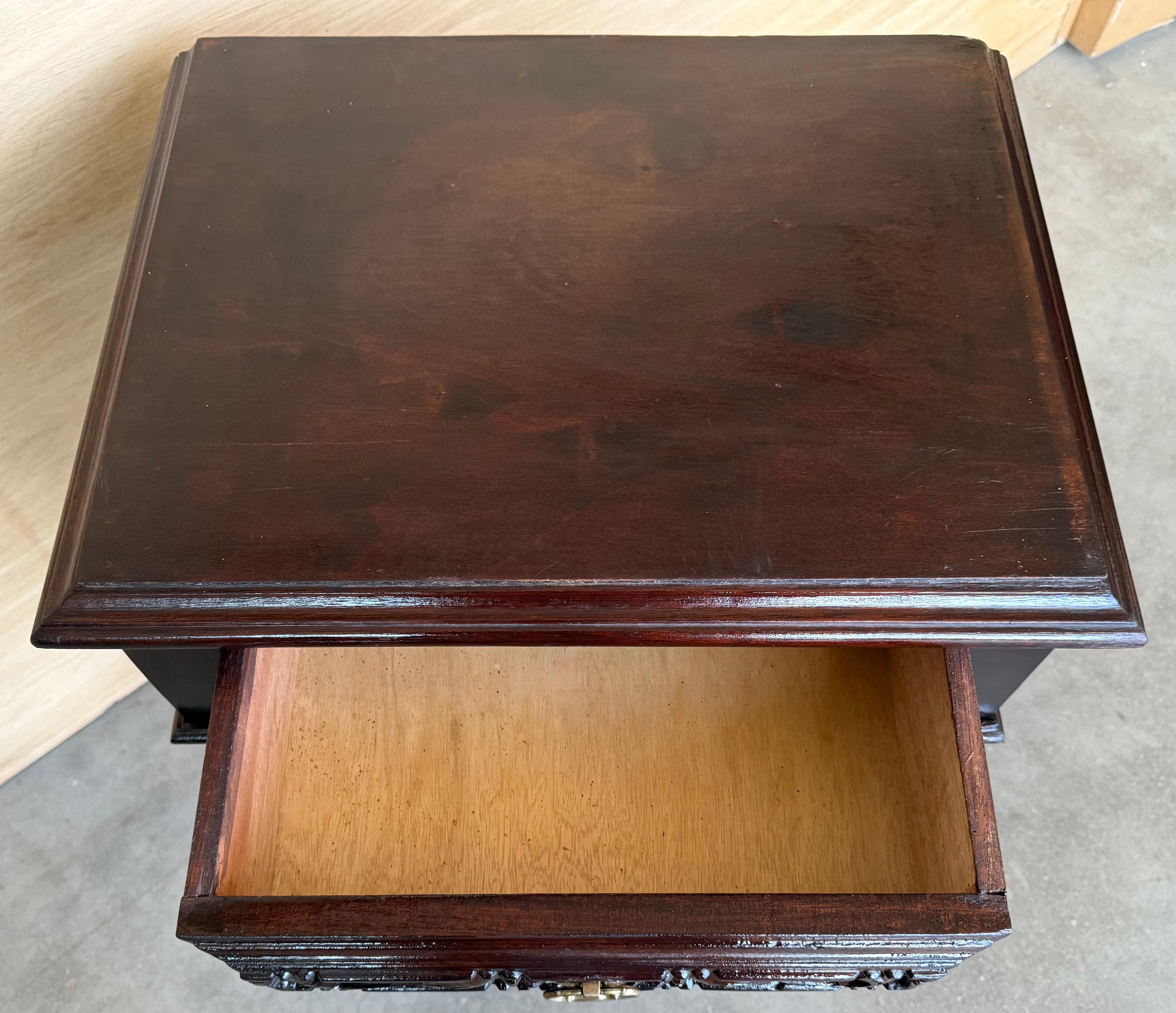 20th Century Pair of Solid Carved French Nightstands with Solomonic Columns in vendita 4