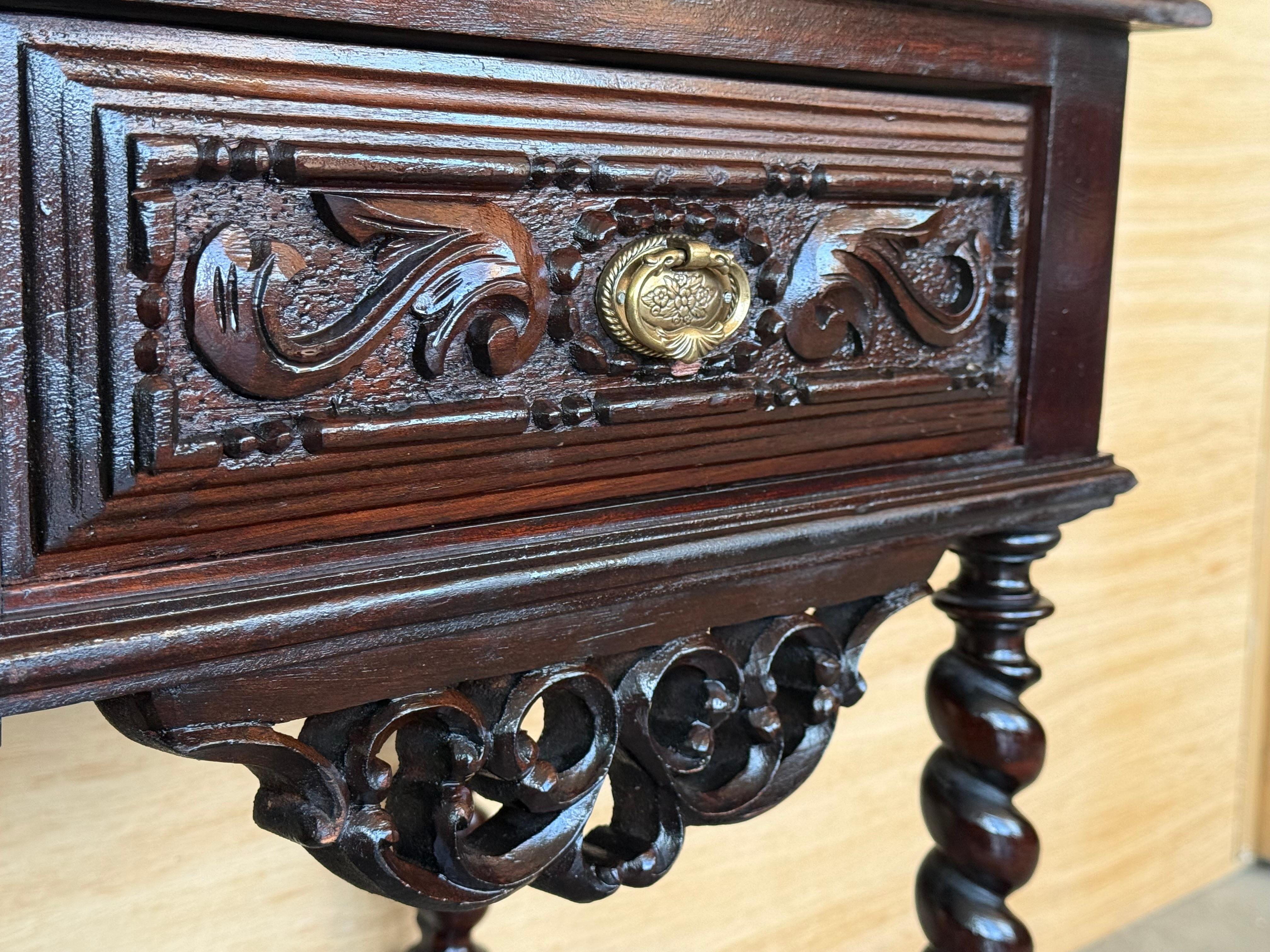 20th Century Pair of Solid Carved French Nightstands with Solomonic Columns in vendita 5