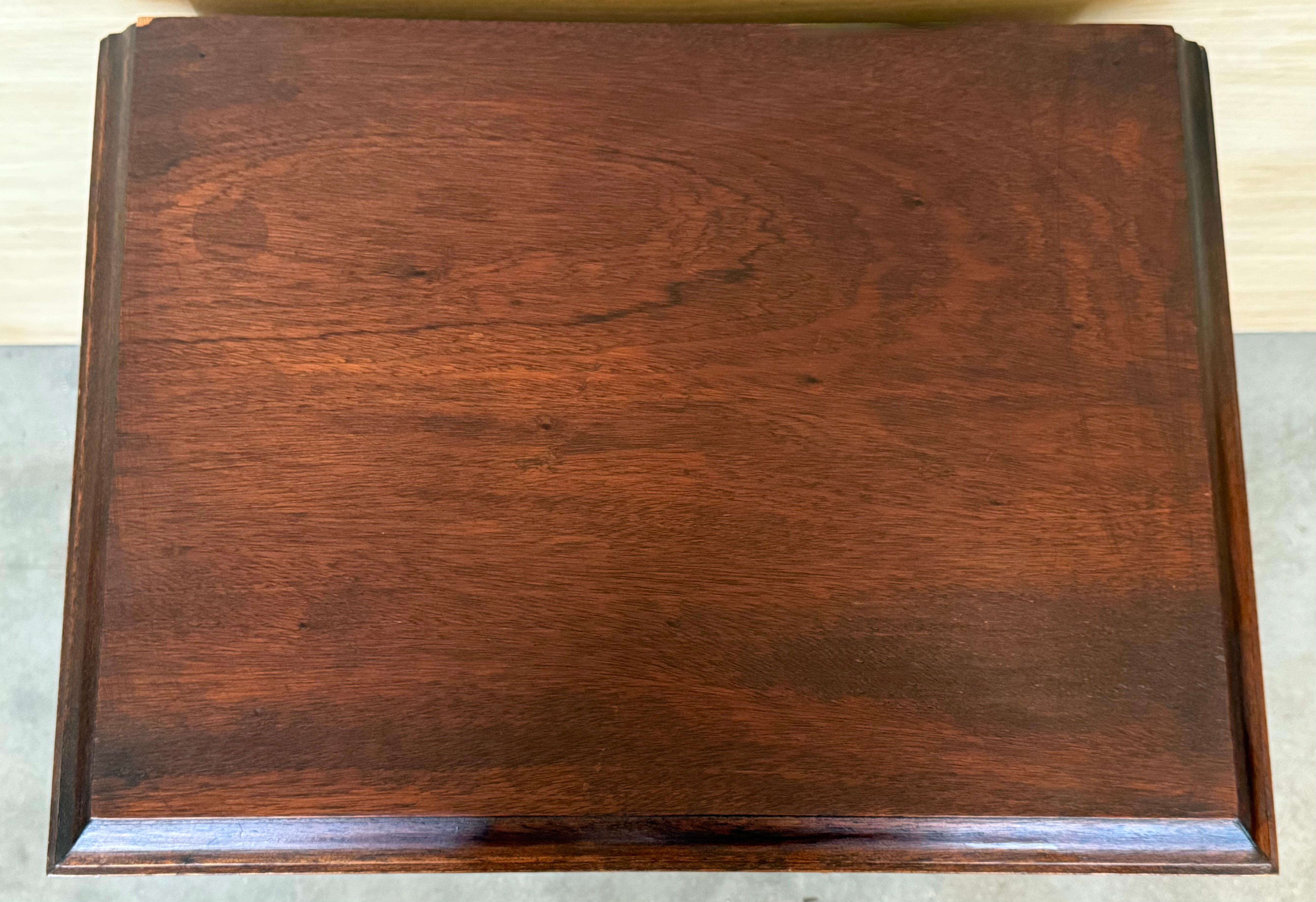 Paire de tables de chevet françaises du 20e siècle, sculptées et à colonnes solomoniques en vente 6