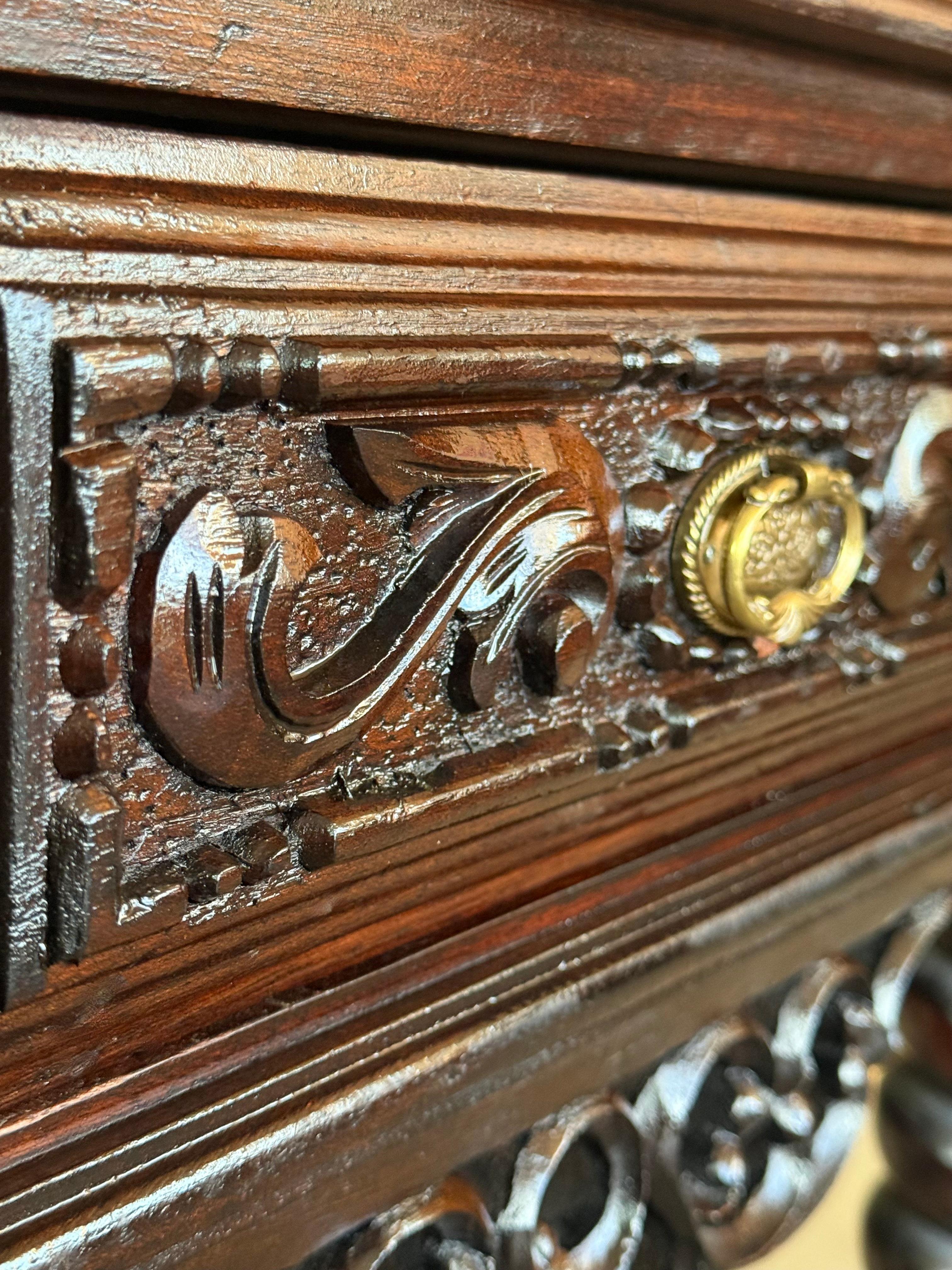 20th Century Pair of Solid Carved French Nightstands with Solomonic Columns in vendita 6