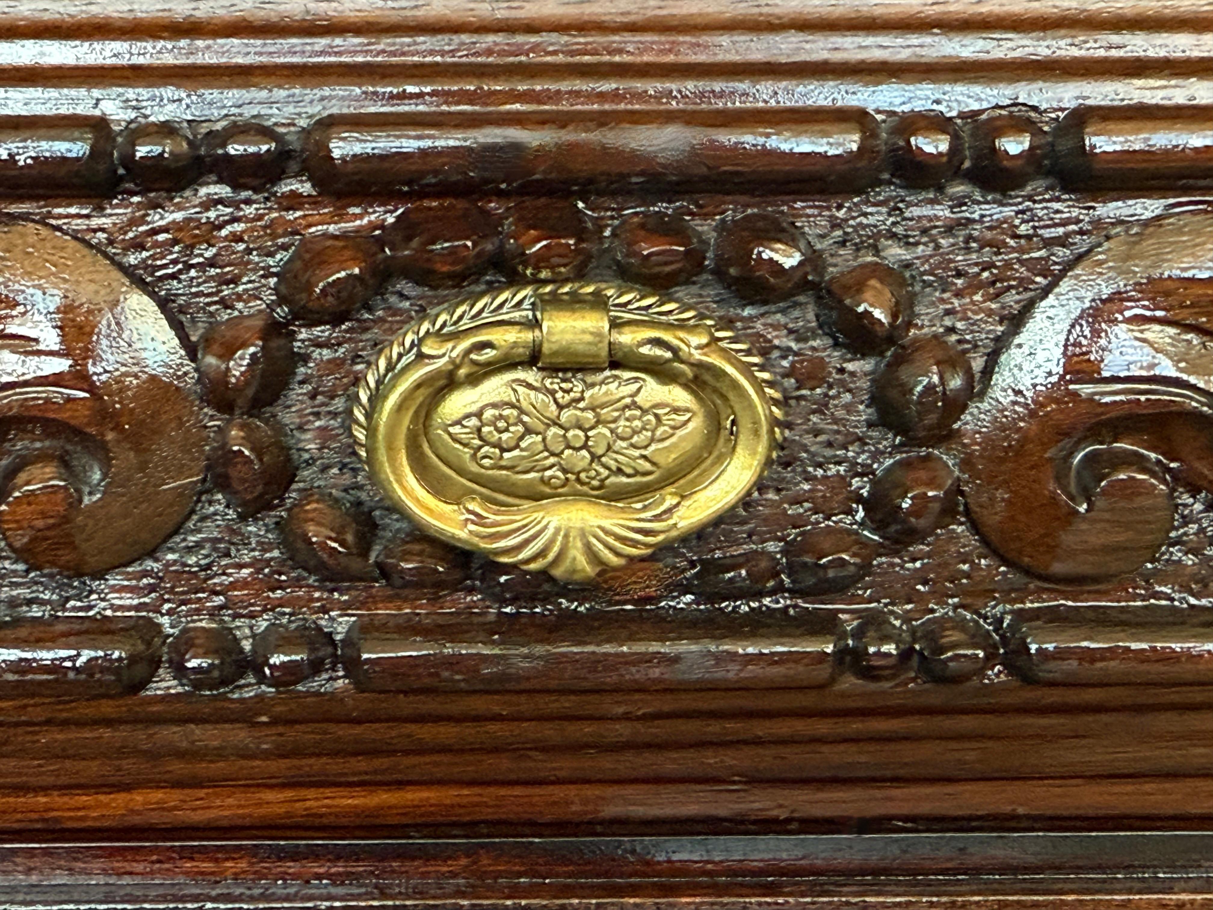 20th Century Pair of Solid Carved French Nightstands with Solomonic Columns in vendita 7