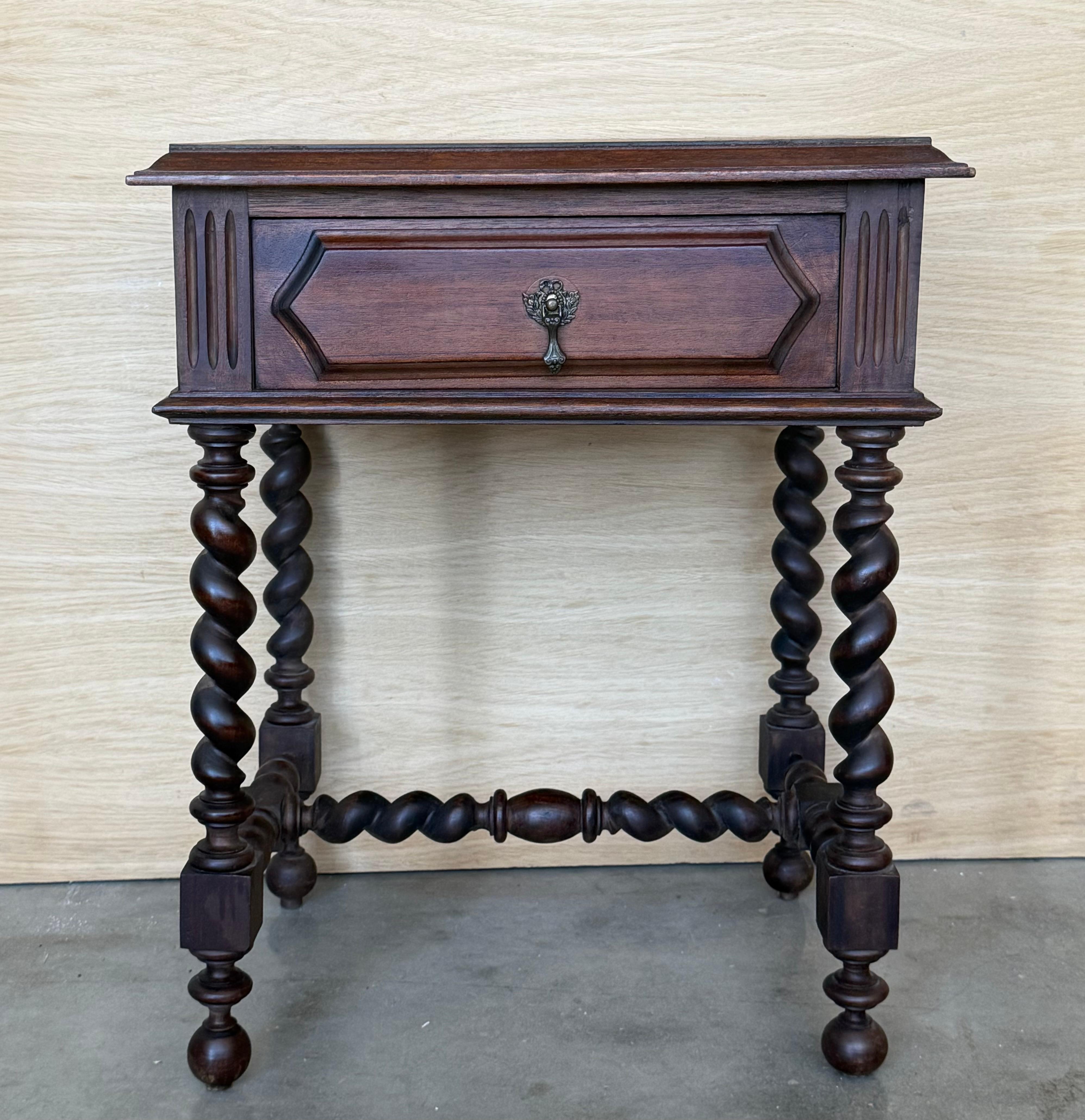 Paire de tables de nuit françaises du 20e siècle, sculptées, avec colonnes solomoniques
Elle comporte un tiroir sculpté et un châssis en bois AT&T.