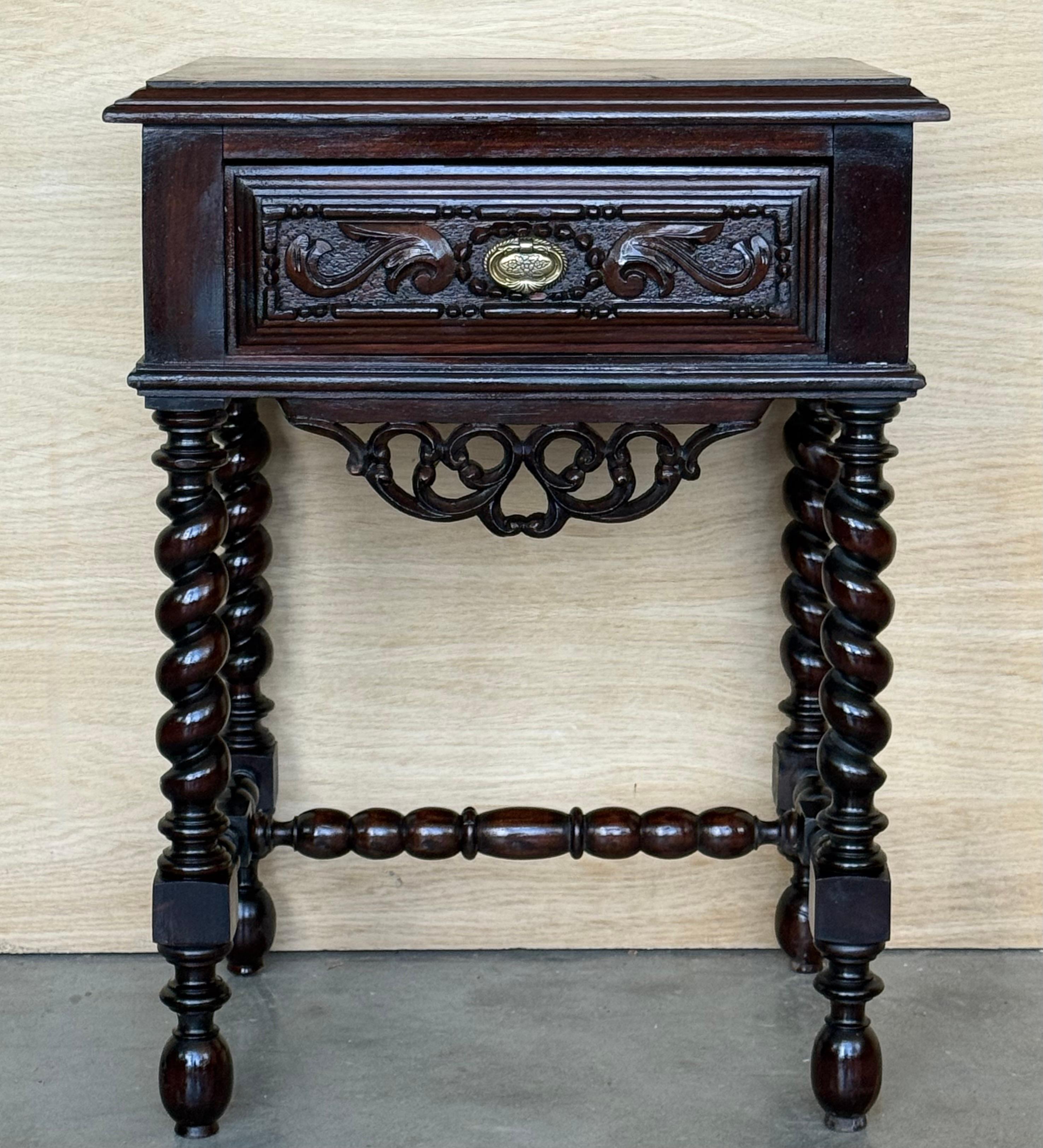 Stile provenzale 20th Century Pair of Solid Carved French Nightstands with Solomonic Columns in vendita