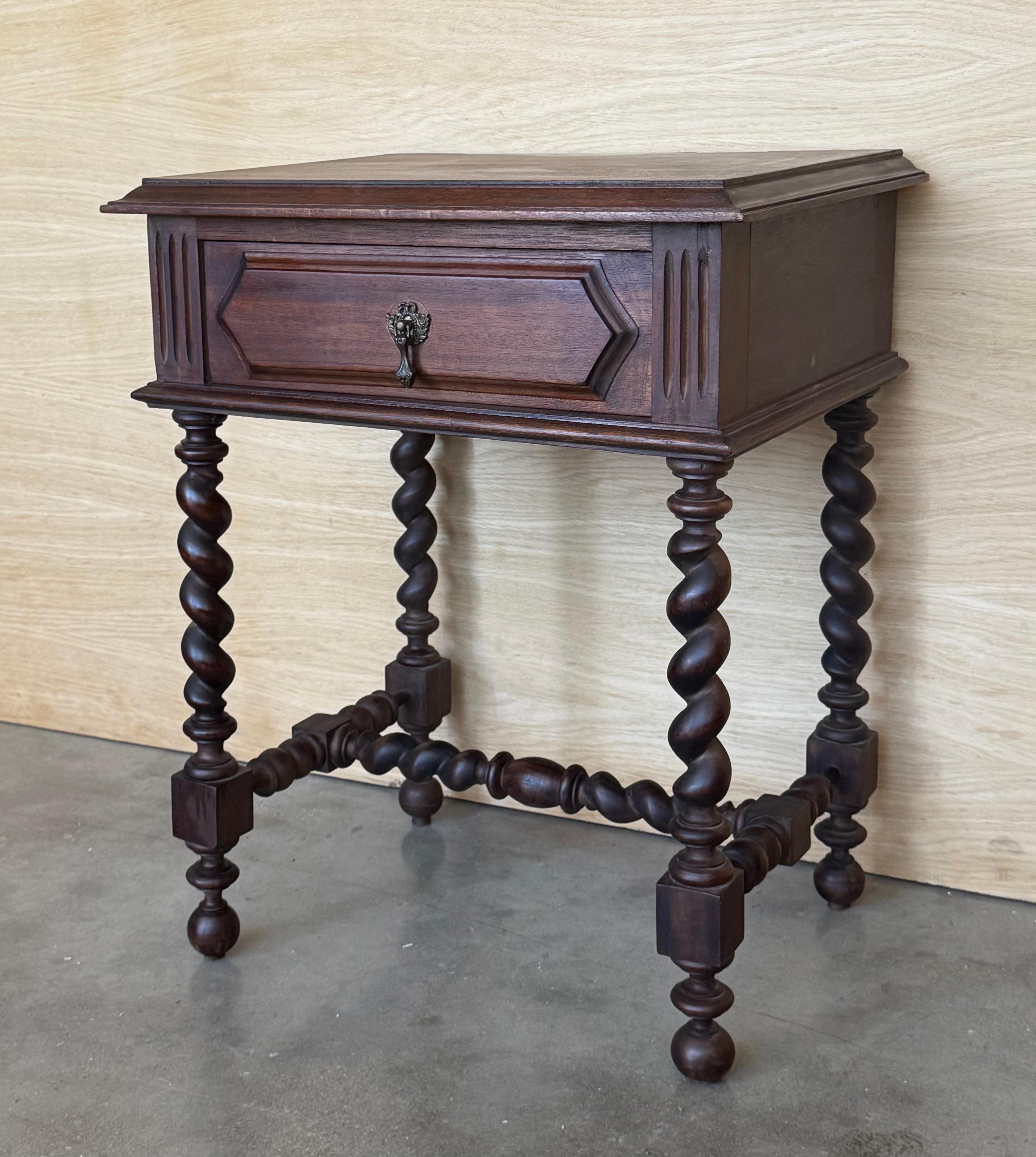 Français Paire de tables de chevet françaises du 20e siècle, sculptées et à colonnes solomoniques en vente