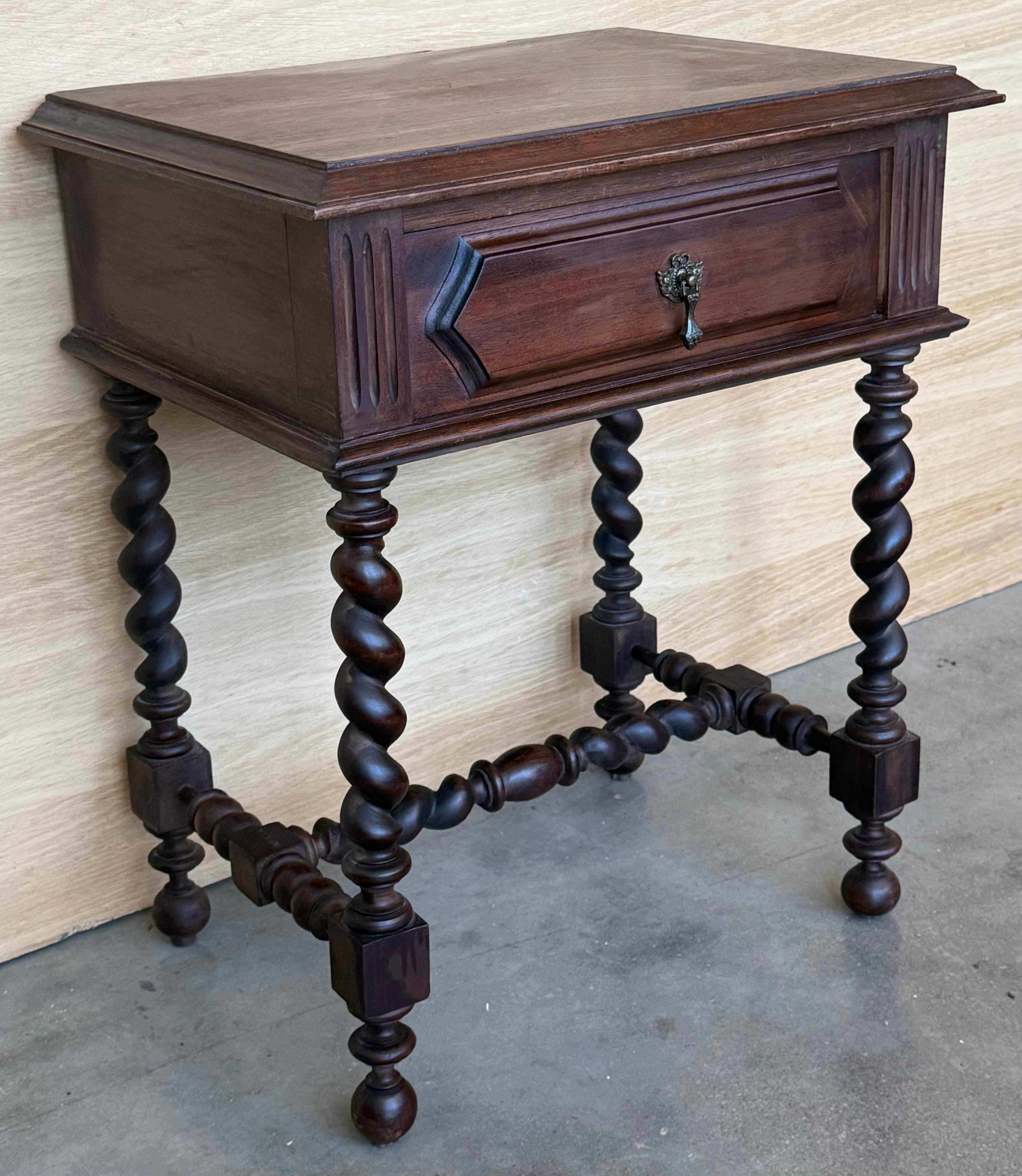 Paire de tables de chevet françaises du 20e siècle, sculptées et à colonnes solomoniques Bon état - En vente à Miami, FL