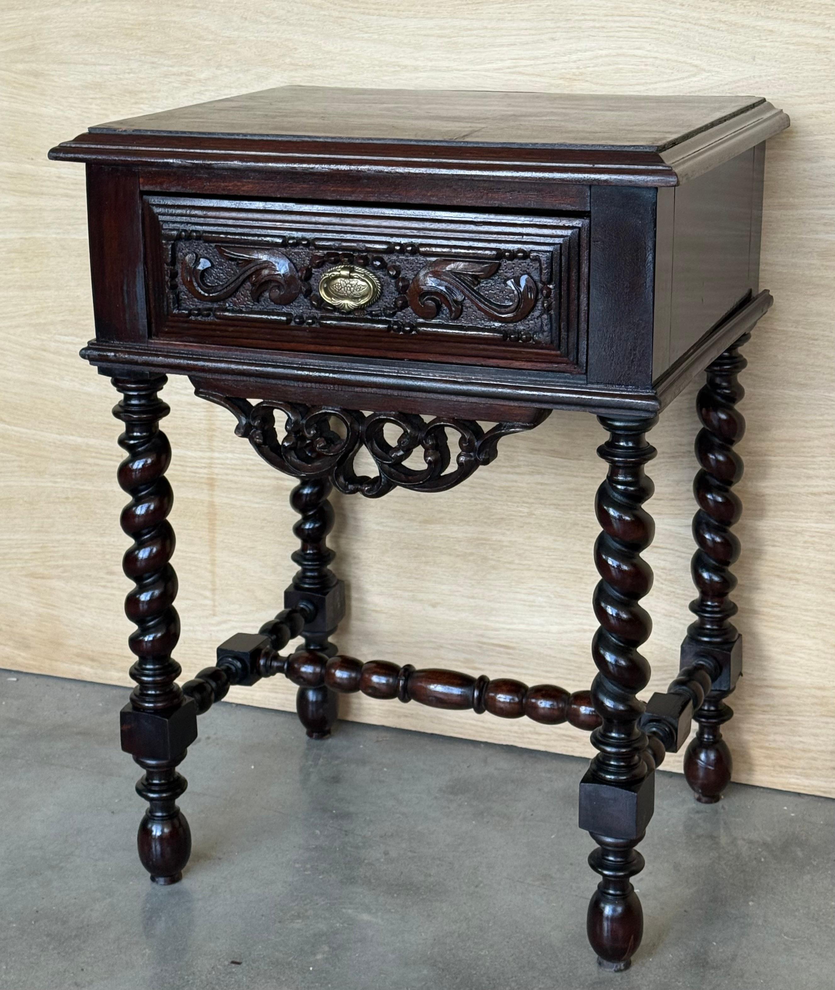 20th Century Pair of Solid Carved French Nightstands with Solomonic Columns In condizioni buone in vendita a Miami, FL