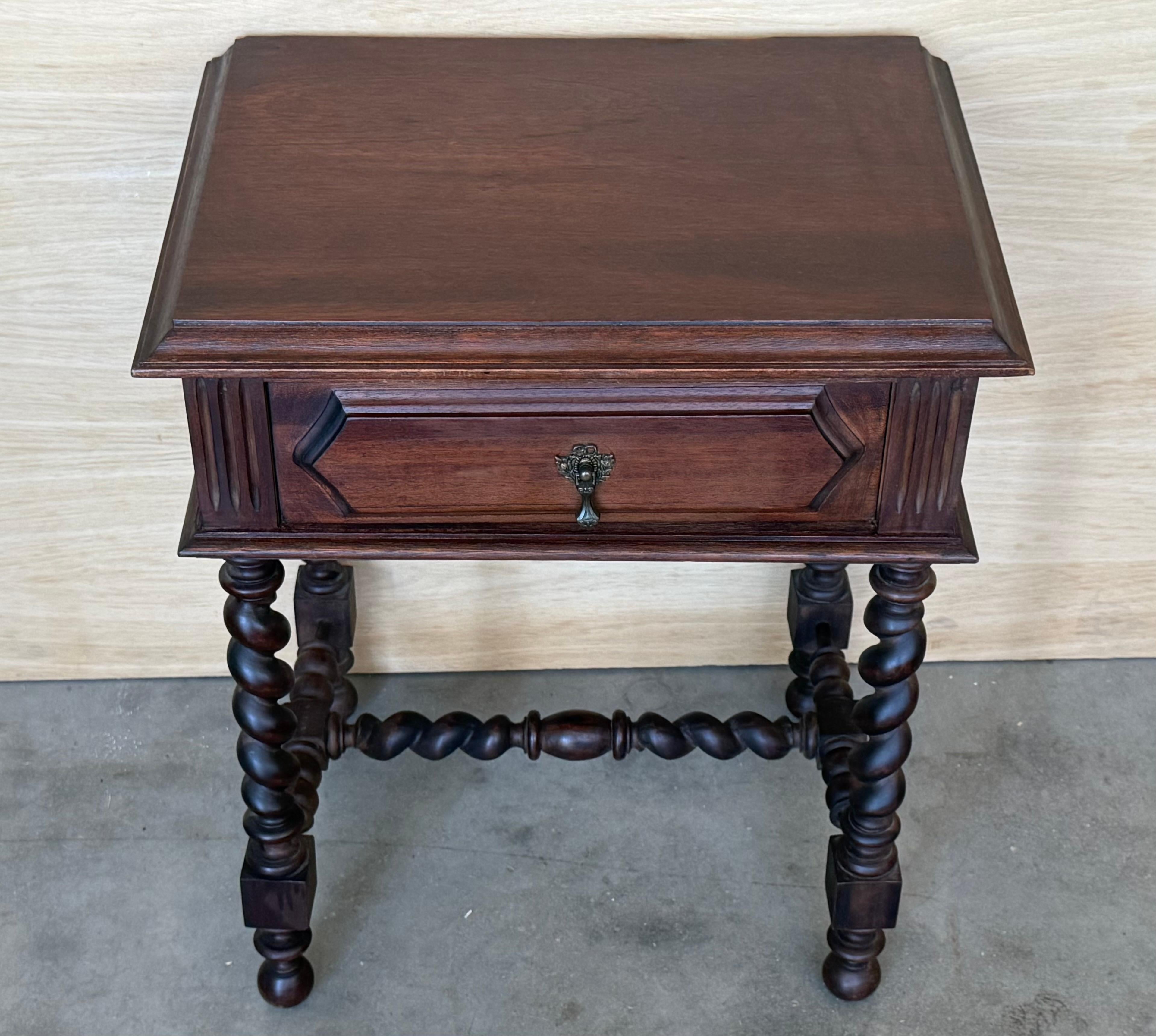 XIXe siècle Paire de tables de chevet françaises du 20e siècle, sculptées et à colonnes solomoniques en vente