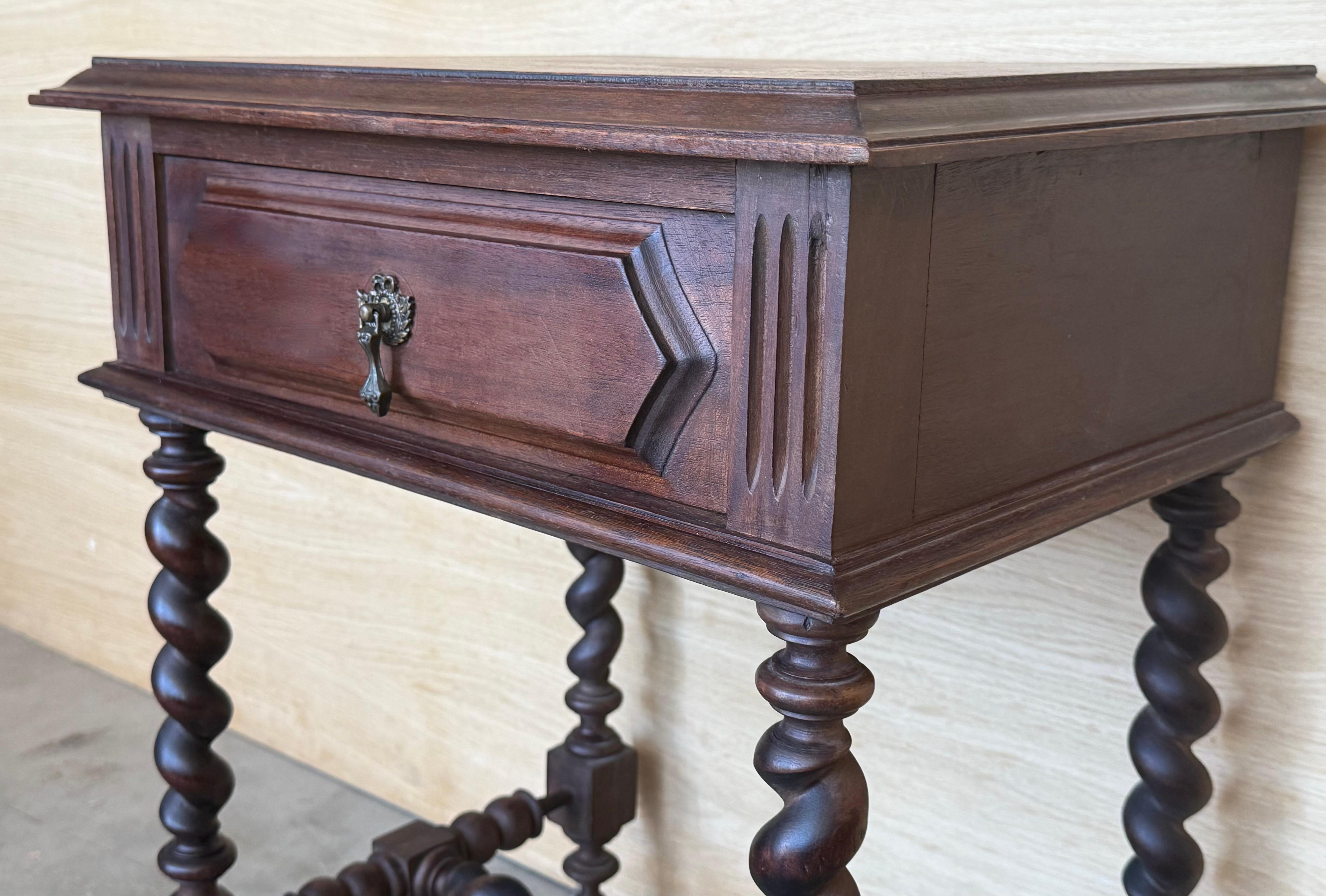 Noyer Paire de tables de chevet françaises du 20e siècle, sculptées et à colonnes solomoniques en vente