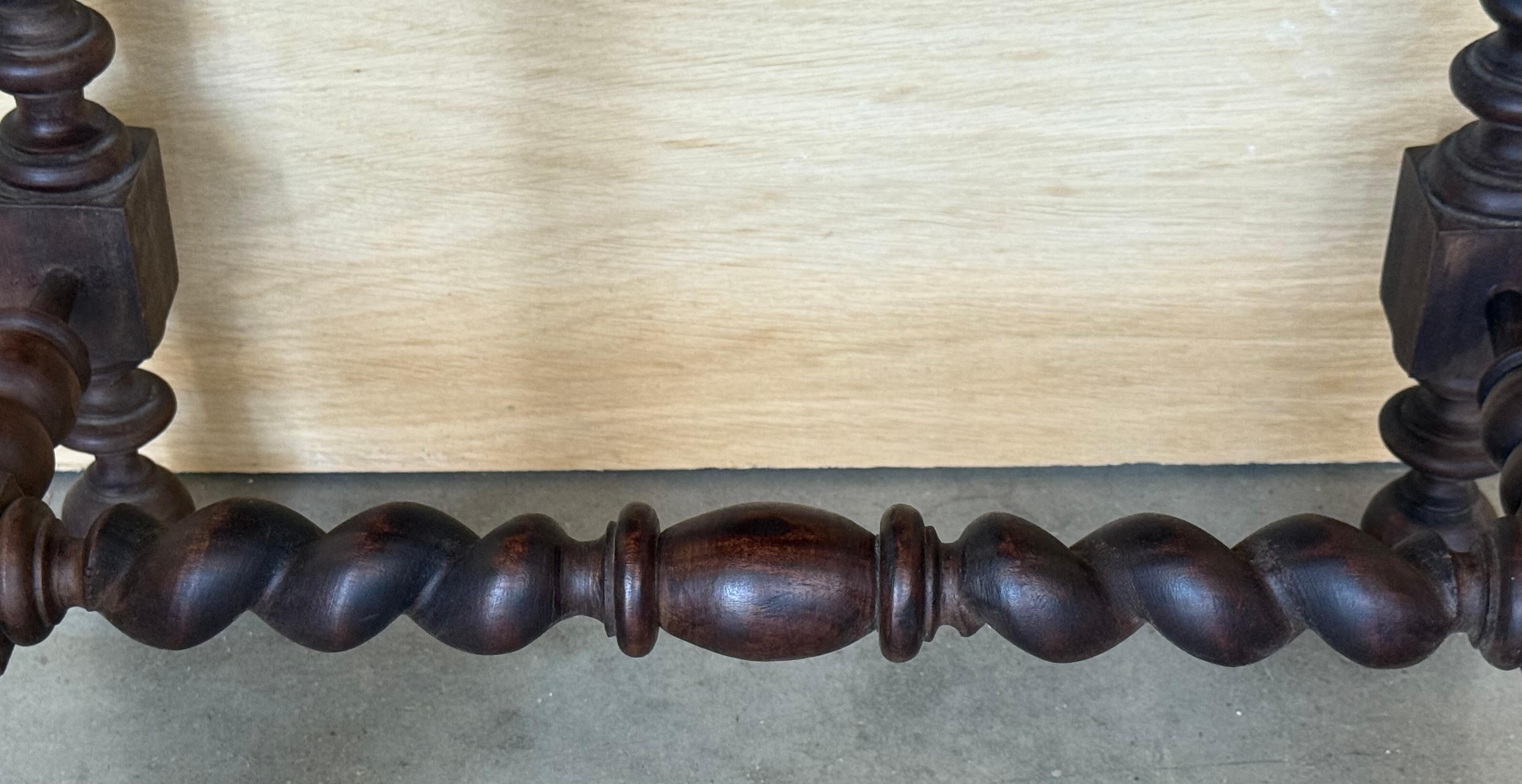 Paire de tables de chevet françaises du 20e siècle, sculptées et à colonnes solomoniques en vente 2