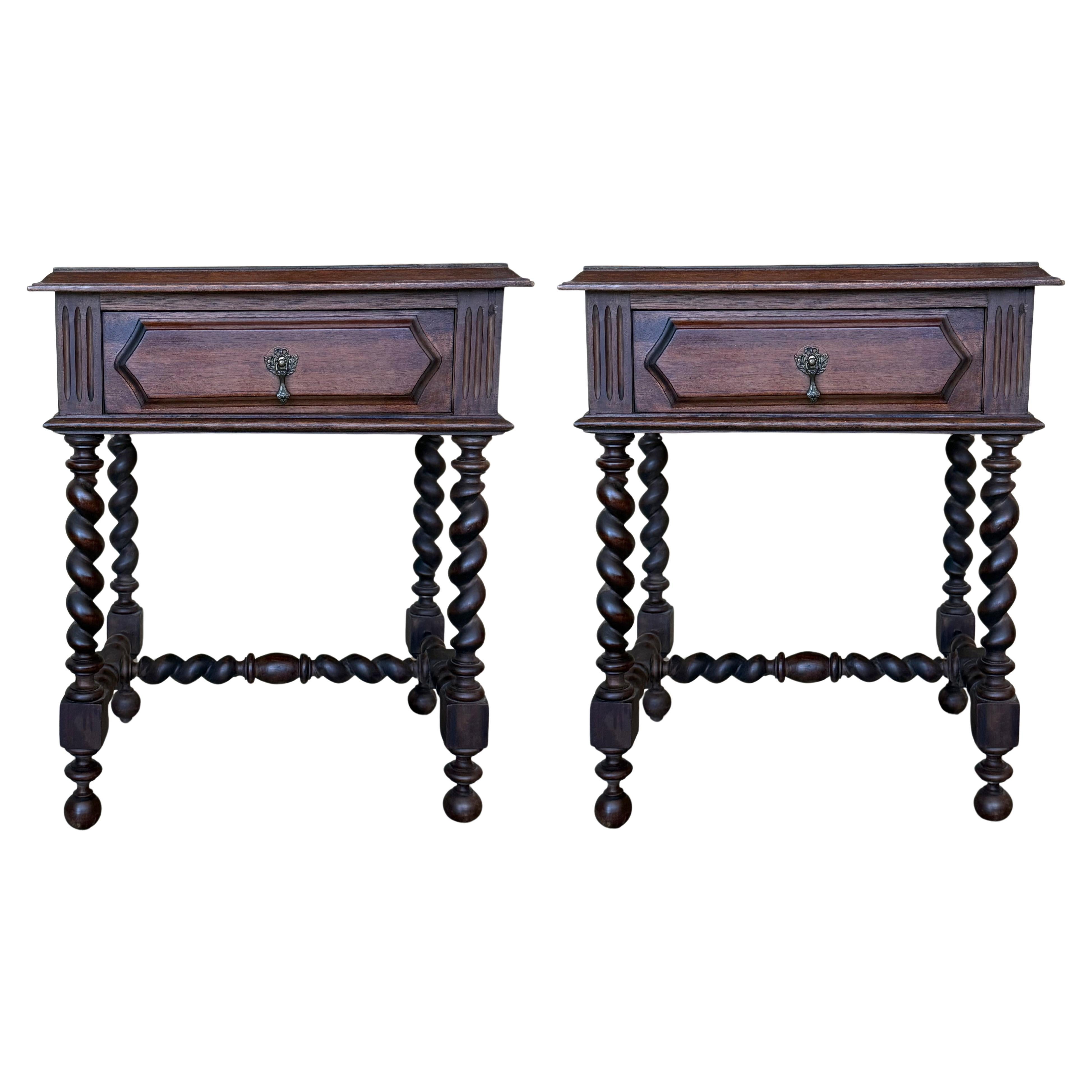 Paire de tables de chevet françaises du 20e siècle, sculptées et à colonnes solomoniques en vente