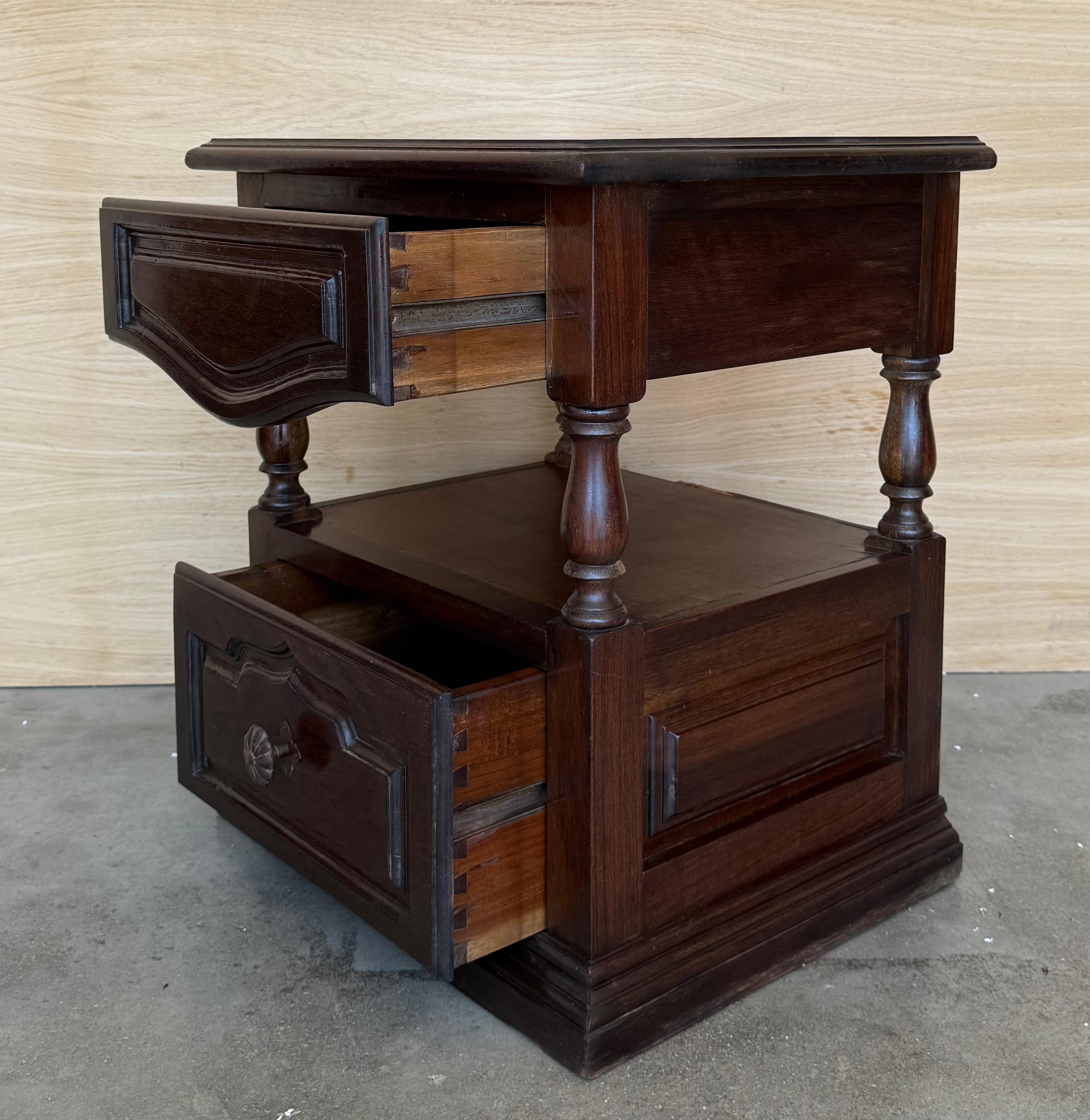 XX secolo Coppia di comodini spagnoli in legno massiccio intagliato con un cassetto basso intagliato con tiretto originale in bronzo e un cassetto alto nascosto senza tiretto.
Comodini molto pesanti completamente restaurati per un uso perfetto.
