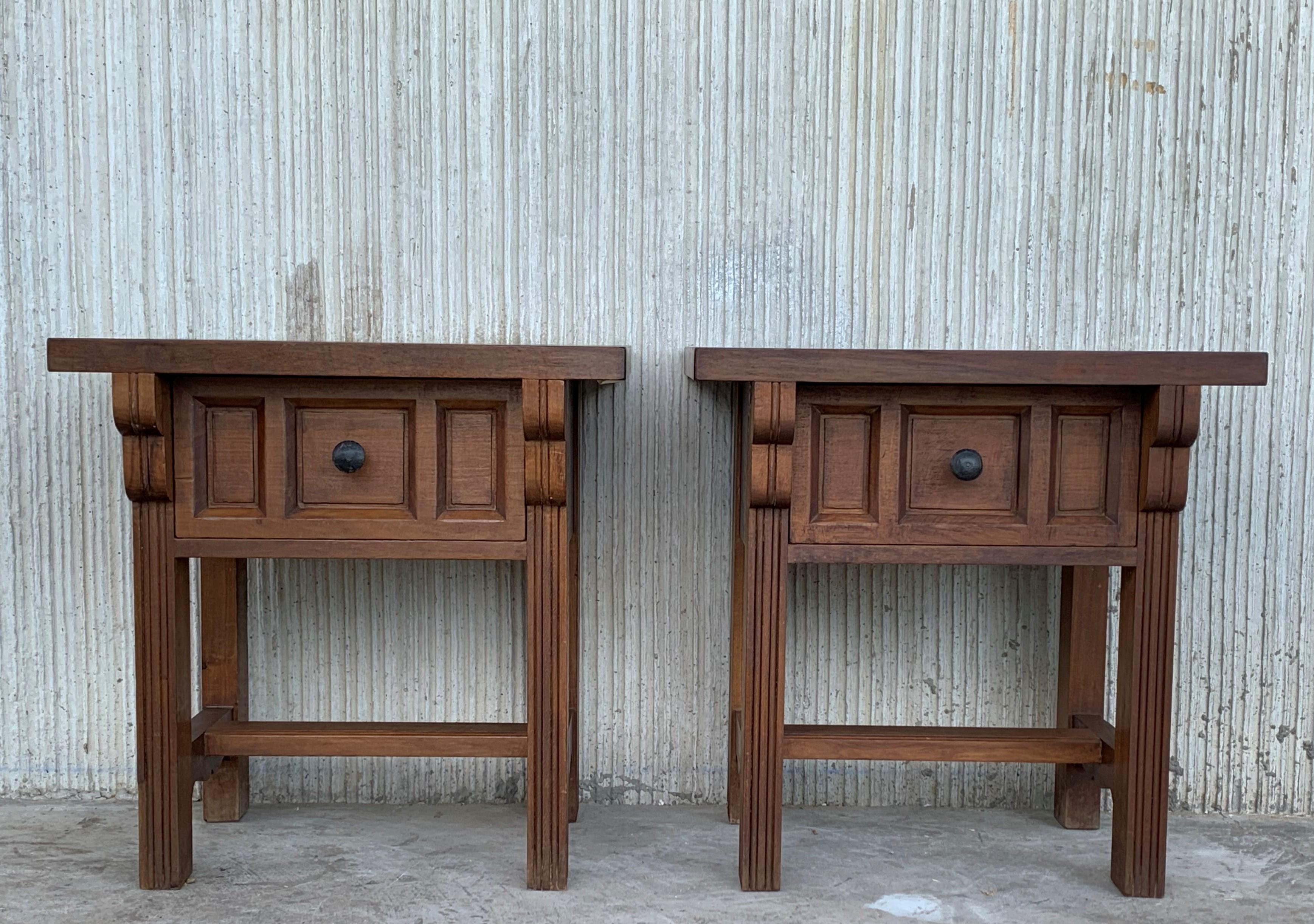 20th century pair of Spanish nightstands with drawer and iron hardware.
Beautiful tables that you can use like a nightstands or side tables, end tables... or table lamp.
It´s a big and heavy solid table.