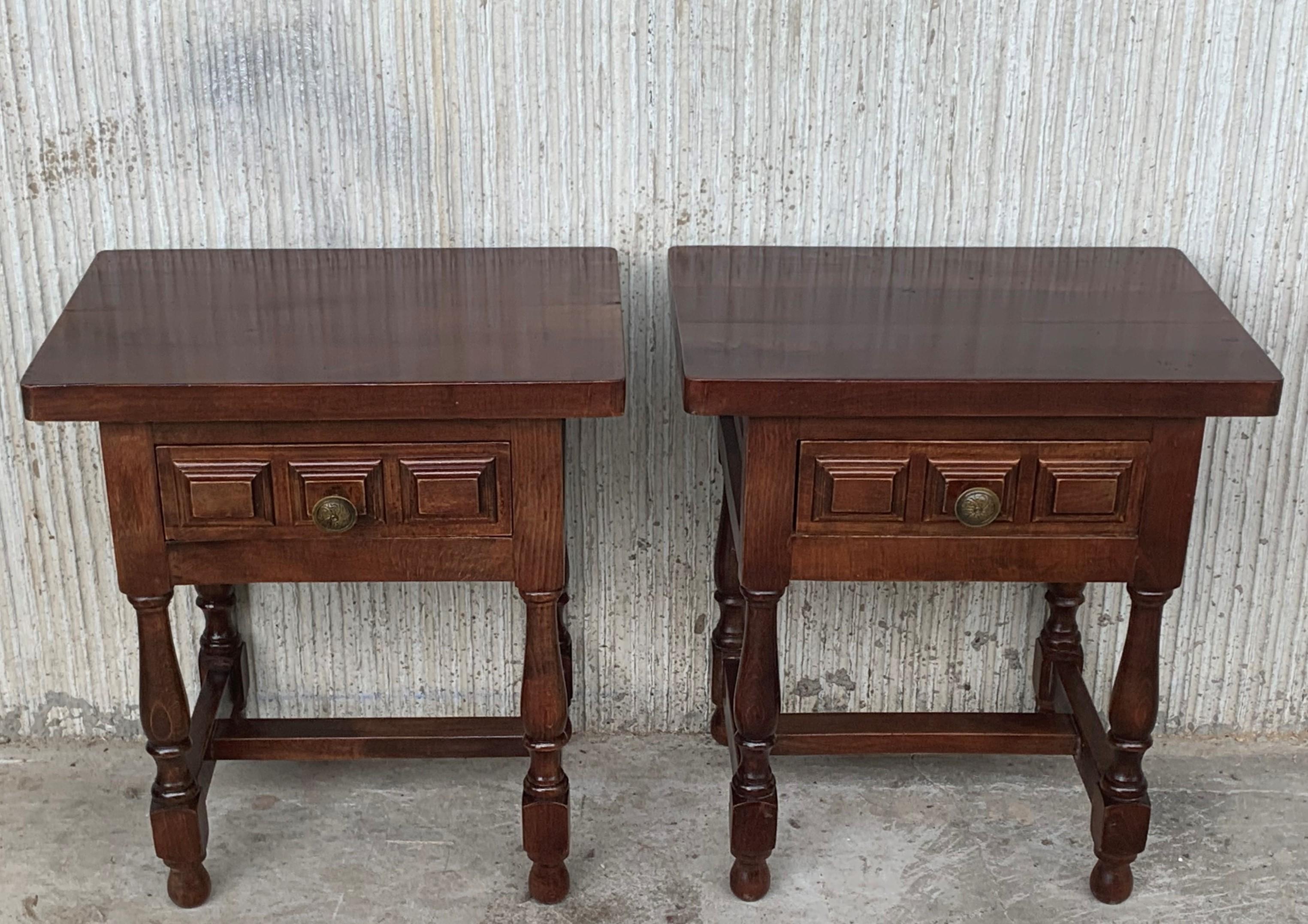 20th century pair of Spanish nightstands with drawer and bronze hardware.
Beautiful tables that you can use like a nightstands or side tables, end tables, or table lamp.
It´s a big and heavy solid table.