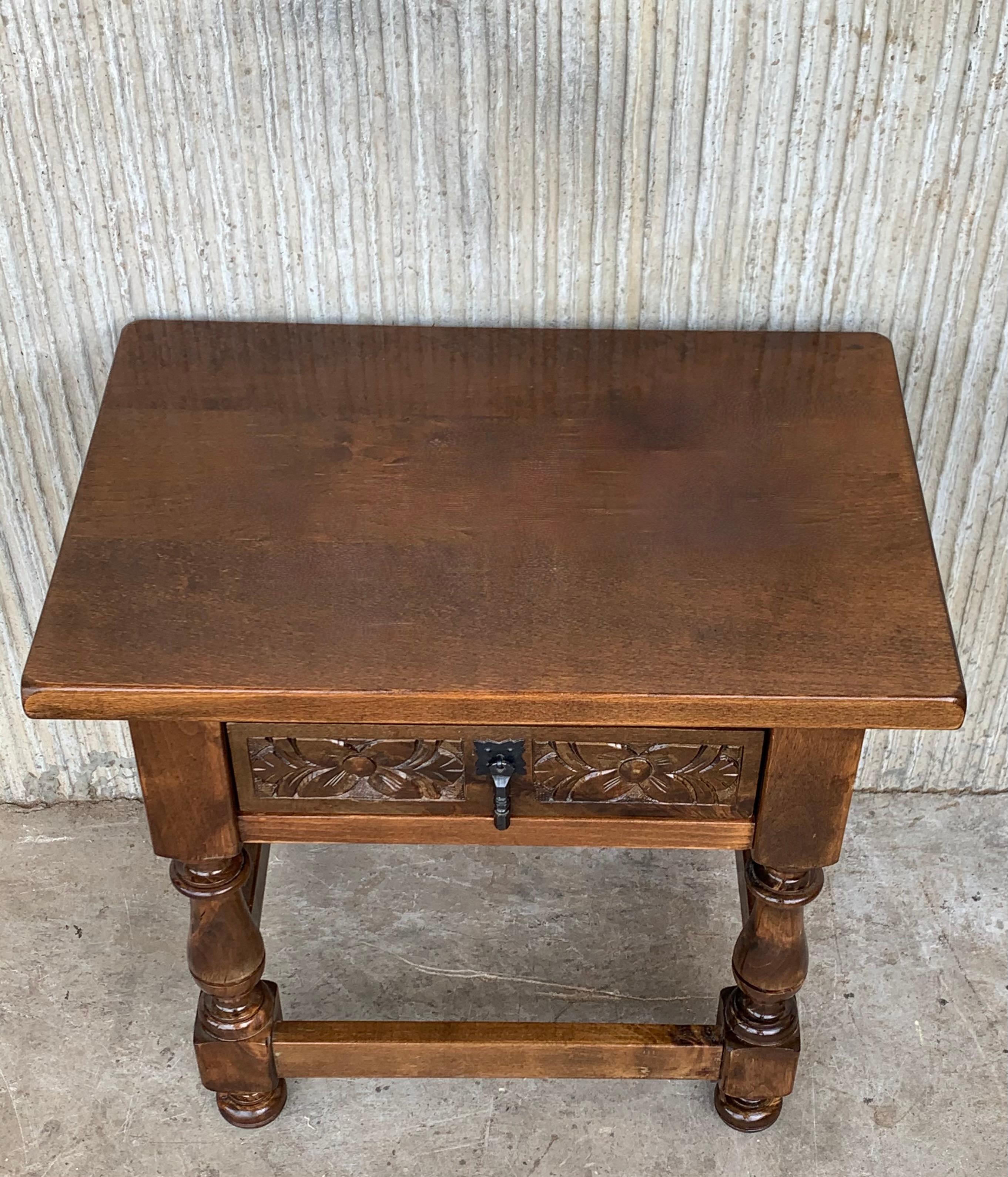 20th Century Pair of Spanish Nightstands with Carved Drawer and Iron Hardware In Good Condition In Miami, FL