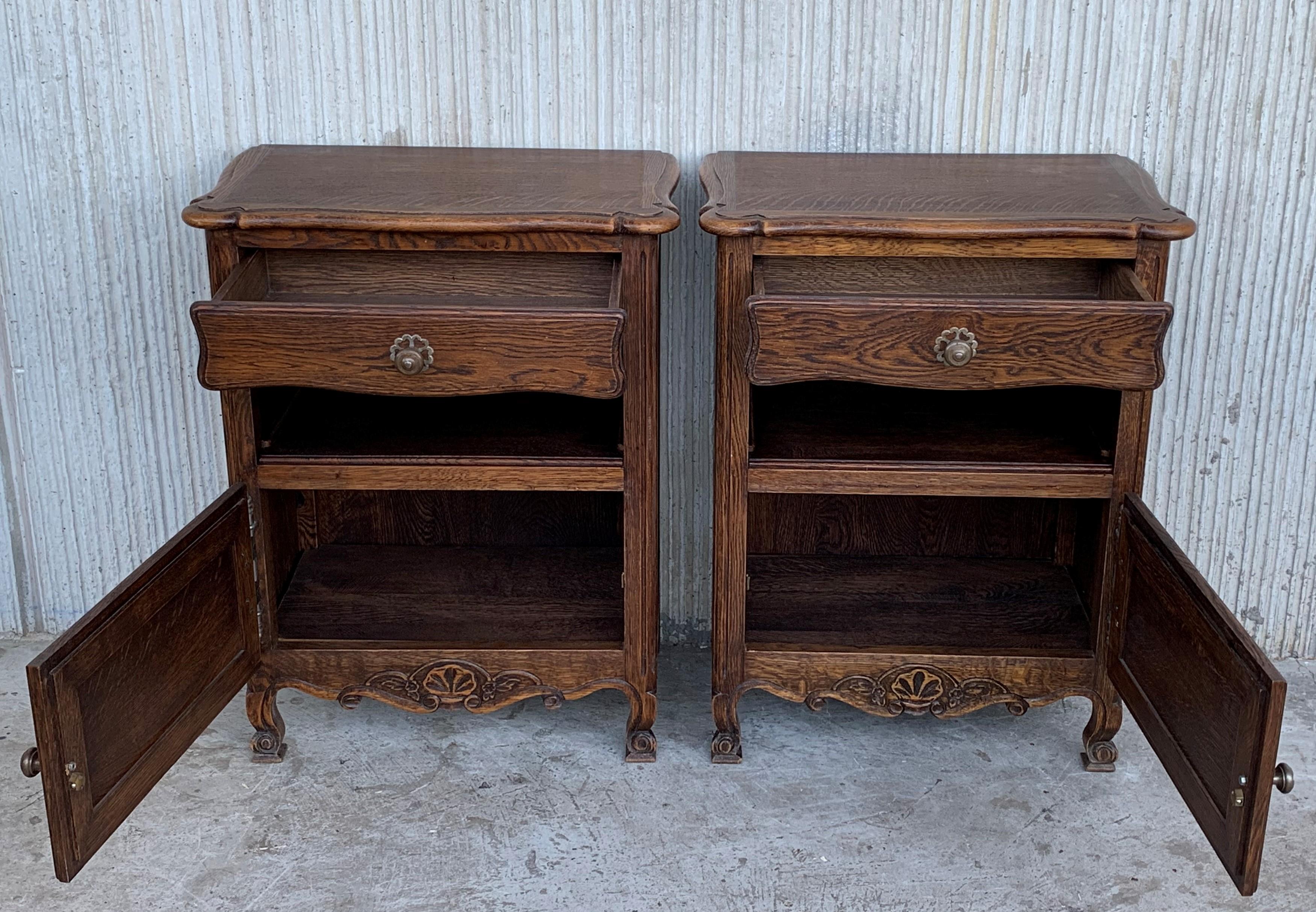 20th Century Pair of Spanish Nightstands with Drawer, Open Shelf and Low Door In Good Condition In Miami, FL