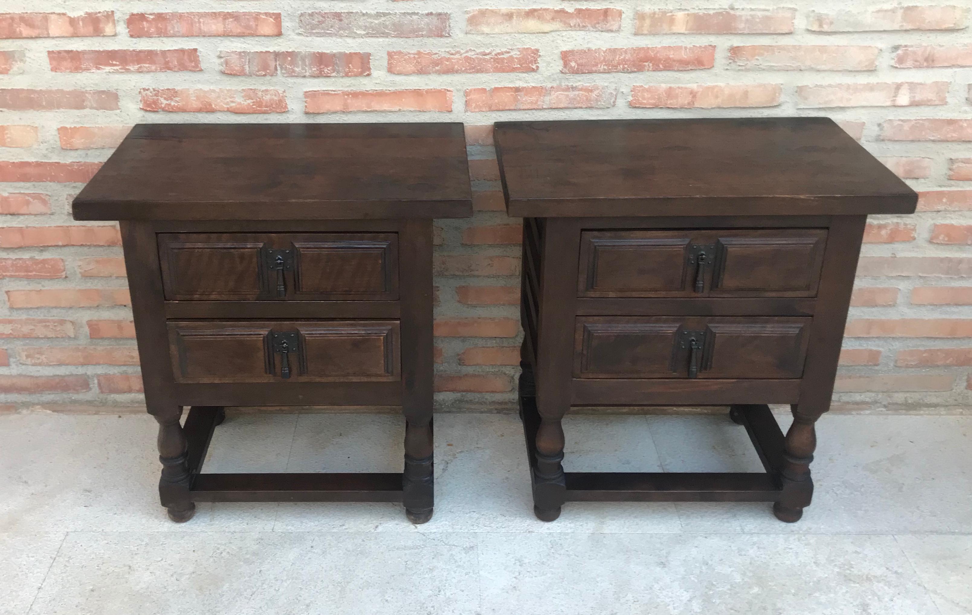 20th century pair of Spanish nightstands with two carved drawer and iron hardware.
Beautiful tables that you can use like a night stands or side tables, end tables... or table lamp.