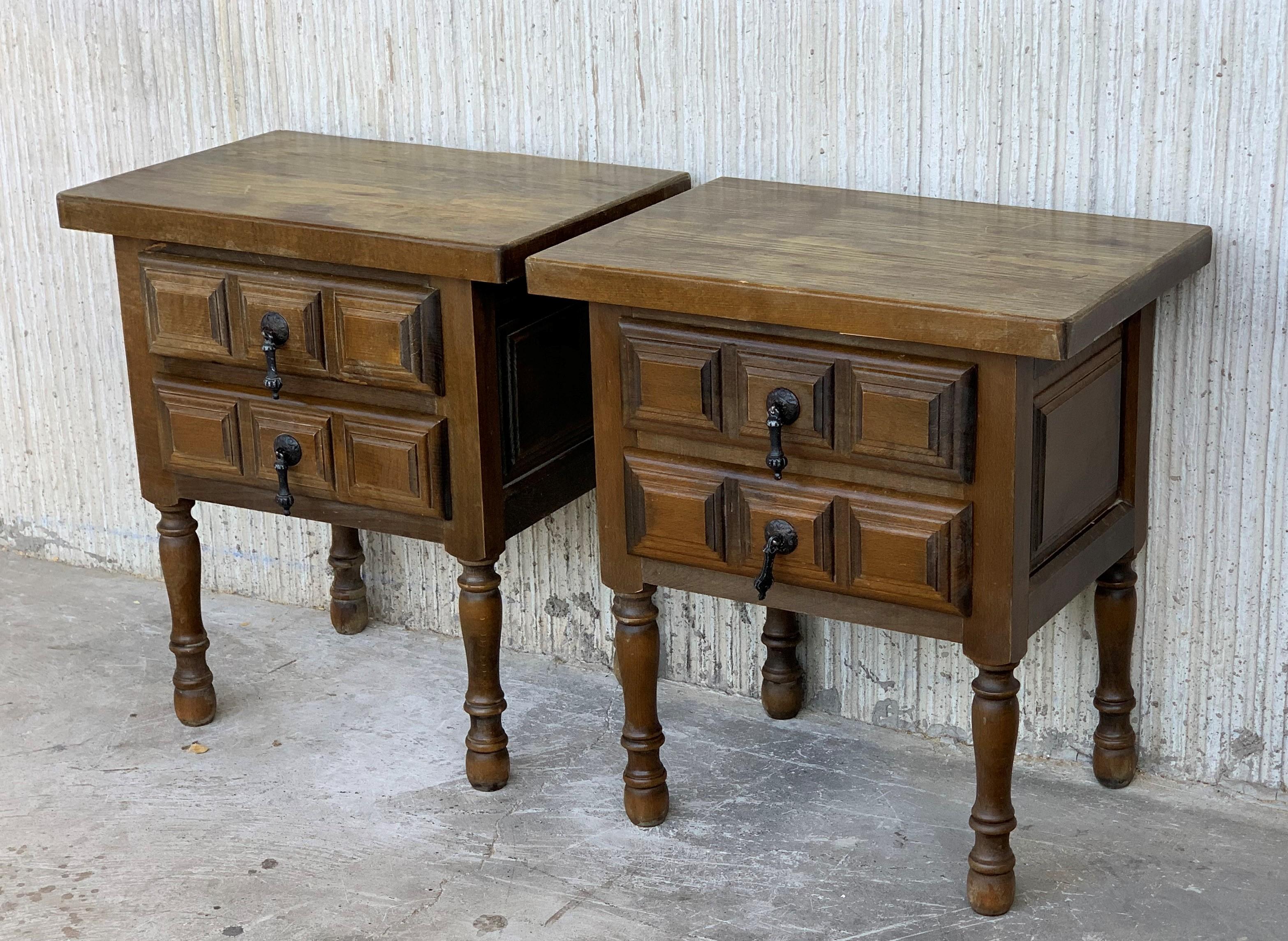 20th century pair of Spanish nightstands with two carved drawer and iron hardware.
Beautiful tables that you can use like a nightstands or side tables, end tables... or table lamp.