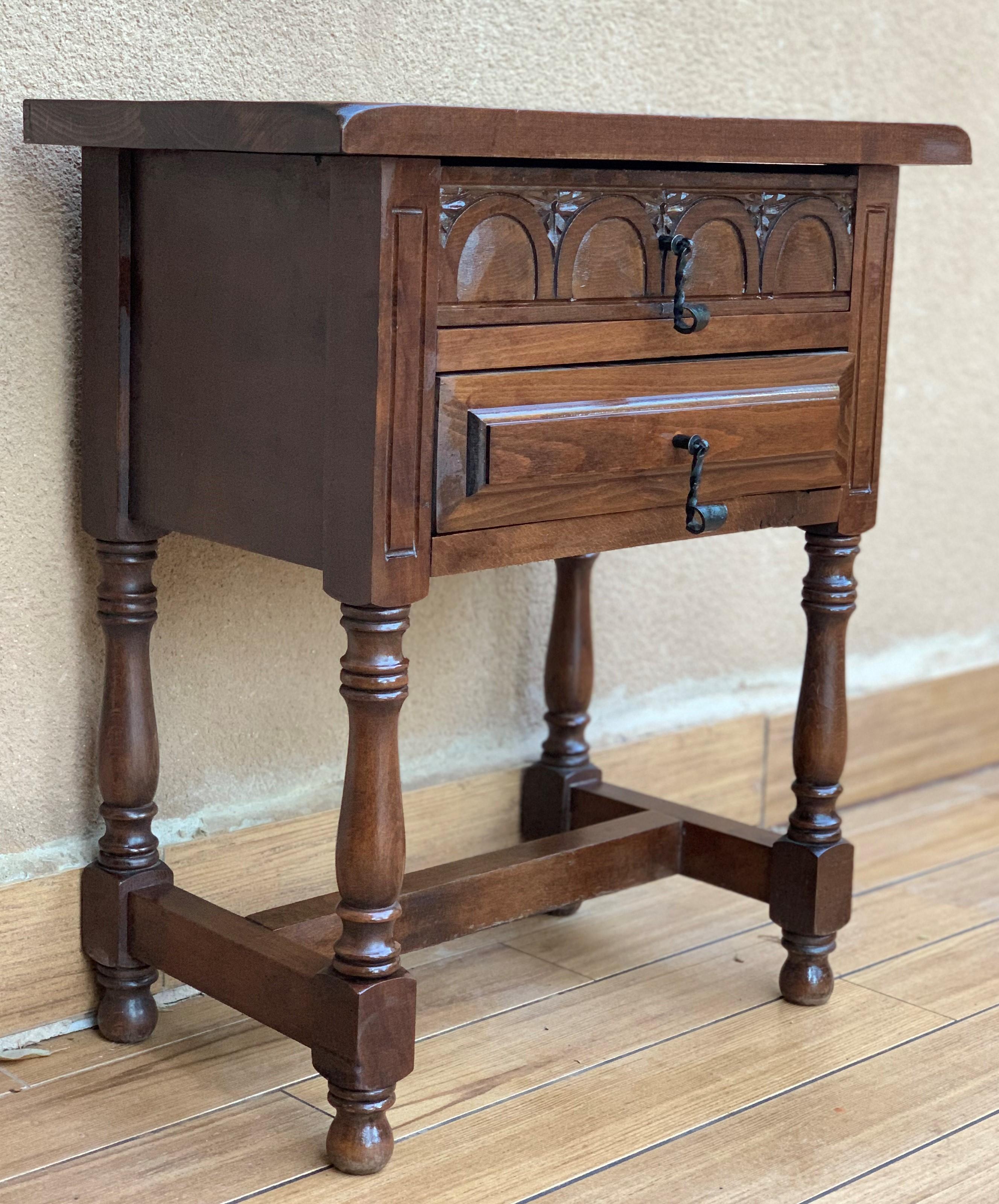 20th century pair of Spanish nightstands with two carved drawers and iron hardware.
Beautiful tables that you can use like a nightstands or side tables, end tables... or table lamp.