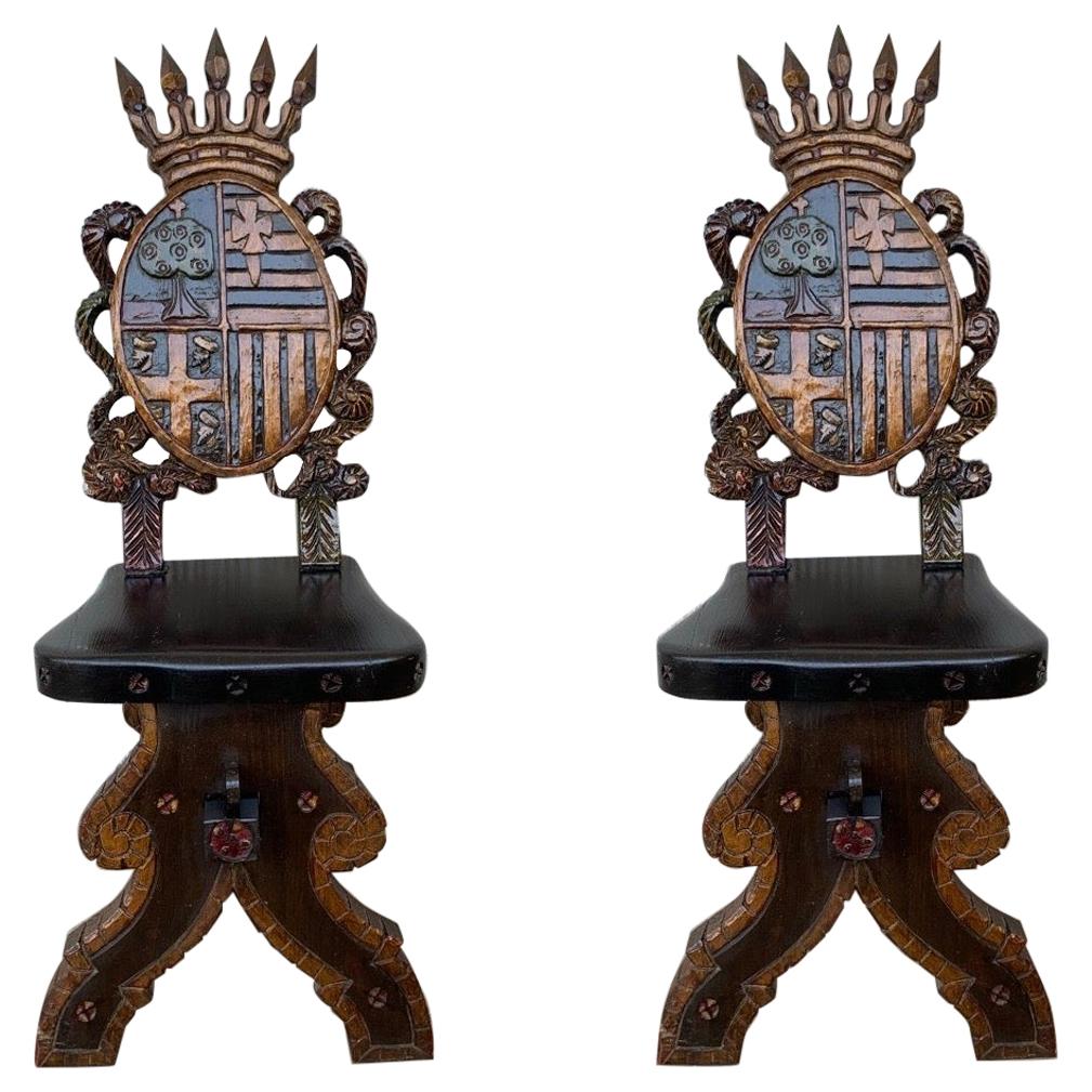 Paire de chaises ou tabourets d'appoint espagnols sculptés Sgabello polychromés du 20ème siècle en vente