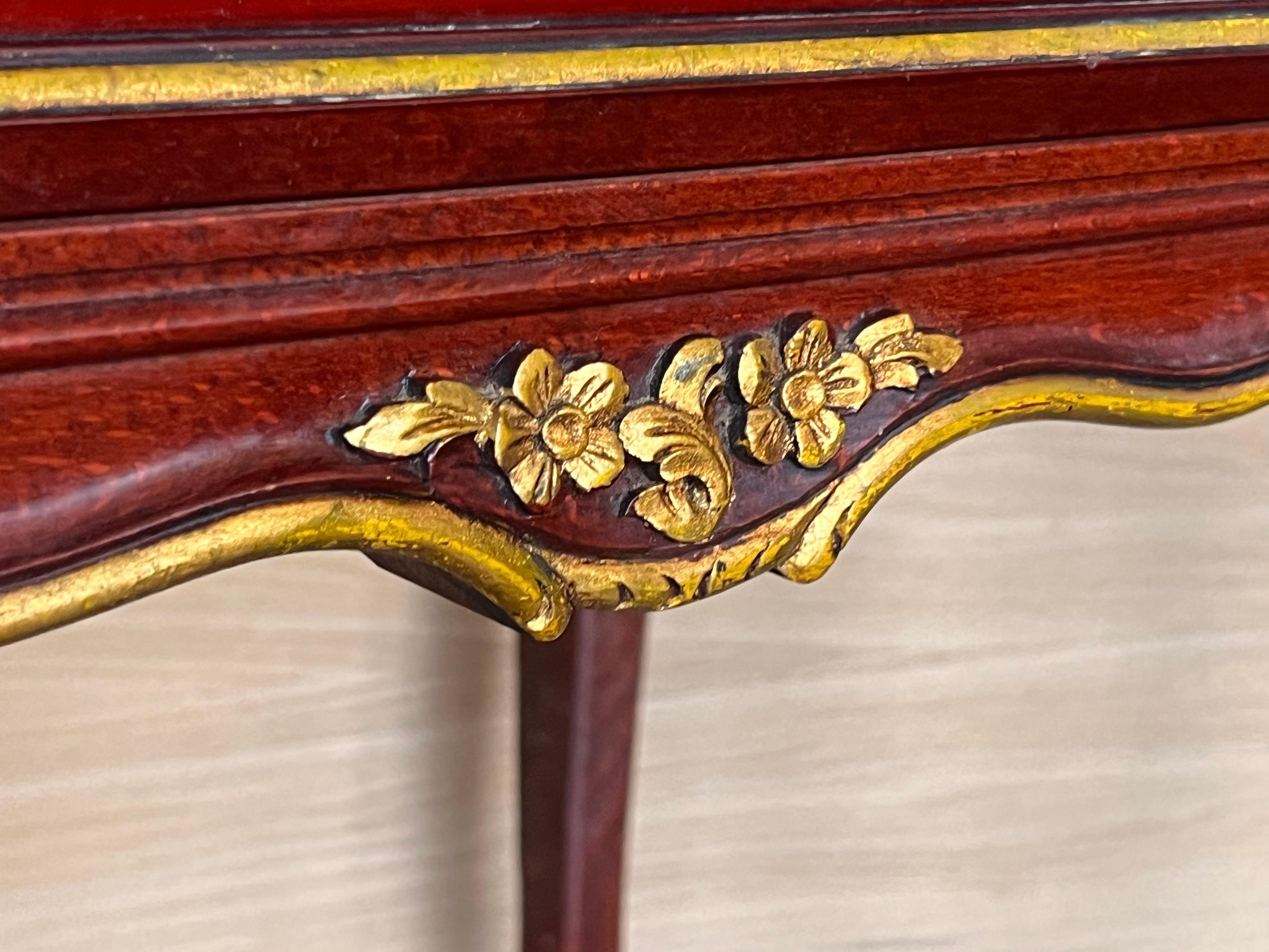 Paire d'Espagne rouge framboise du 20ème siècle  Tables de nuit à deux tiroirs en bois en vente 3