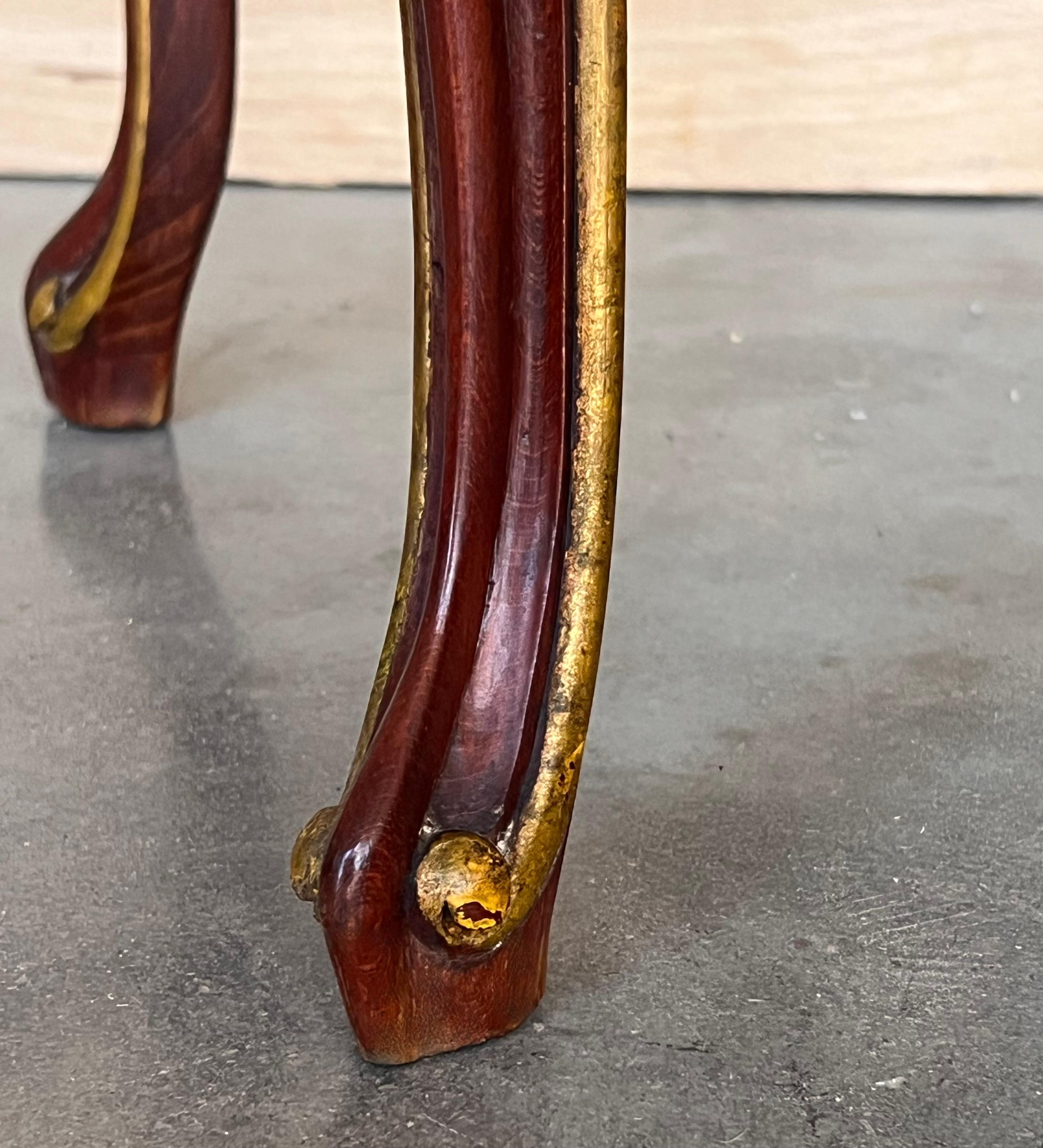 Paire d'Espagne rouge framboise du 20ème siècle  Tables de nuit à deux tiroirs en bois en vente 4