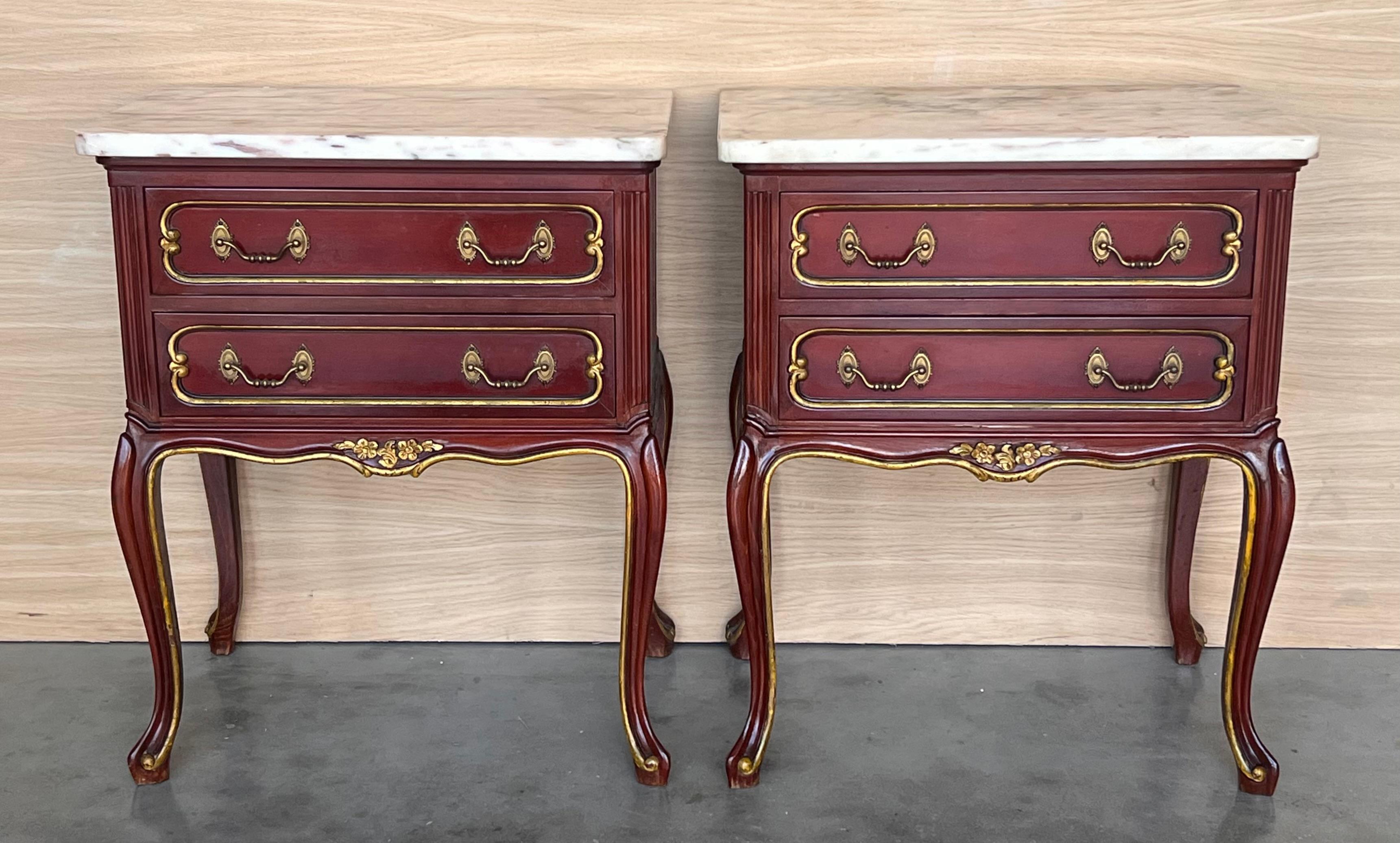 Cette paire de tables de nuit magnifiquement conçues dans le style Louis XV sont non seulement jolies mais aussi pratiques. La taille des tables de nuit et leurs deux tiroirs en font un compagnon utile dans la chambre à coucher. Les côtés arqués et